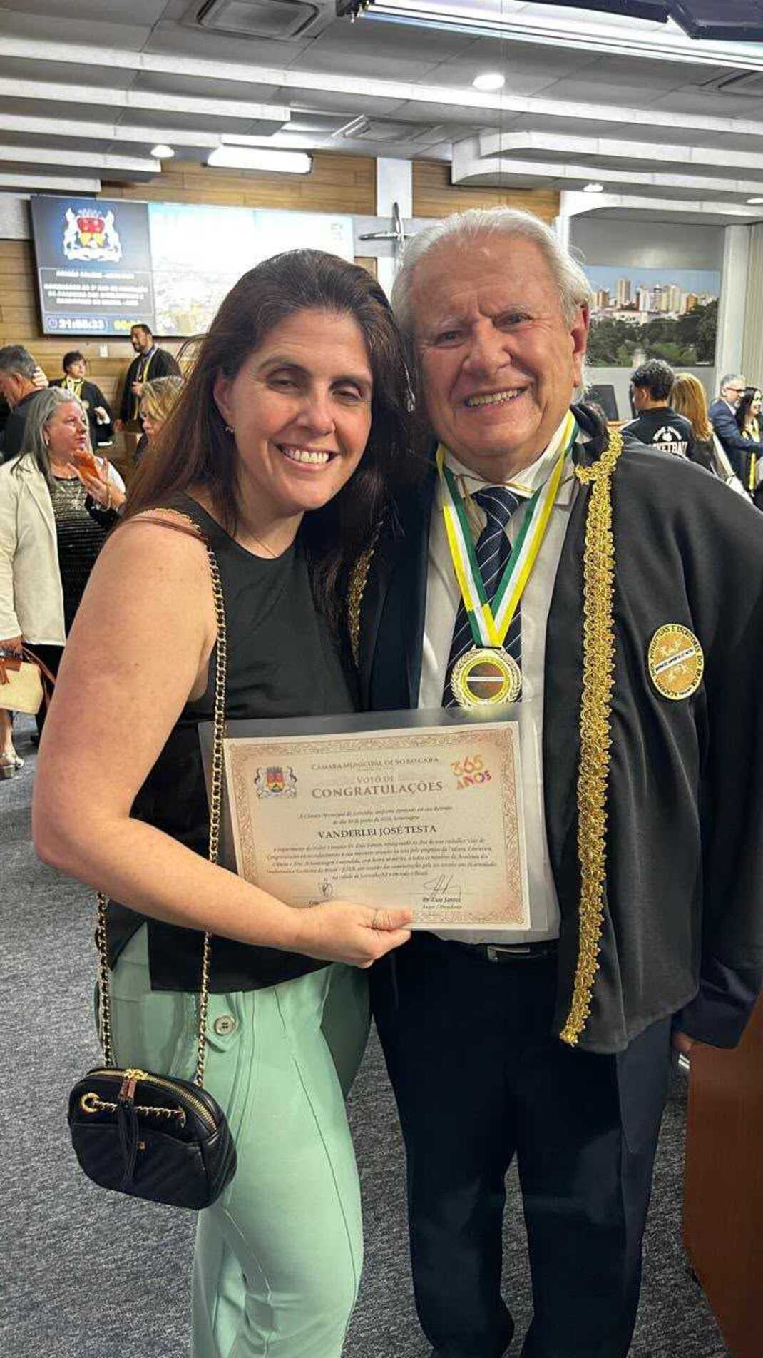 Vanderlei Testa e a filha Camila, em noite marcada pela posse na Academia dos Intelectuais e Escritores do Brasil