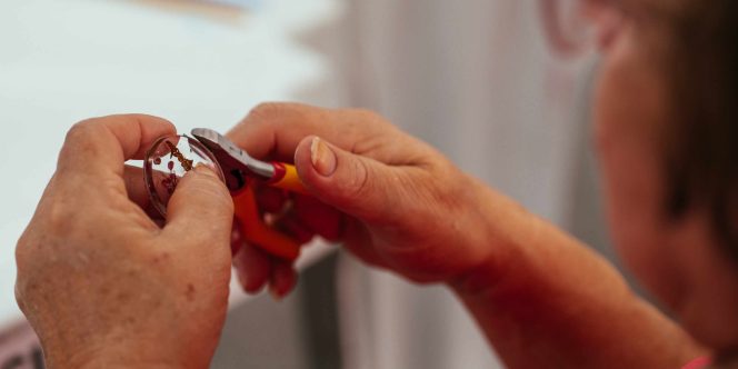 A oficina convida o público a vivenciar um processo criativo que une arte, natureza e expressão pessoal por meio da produção de biojoias