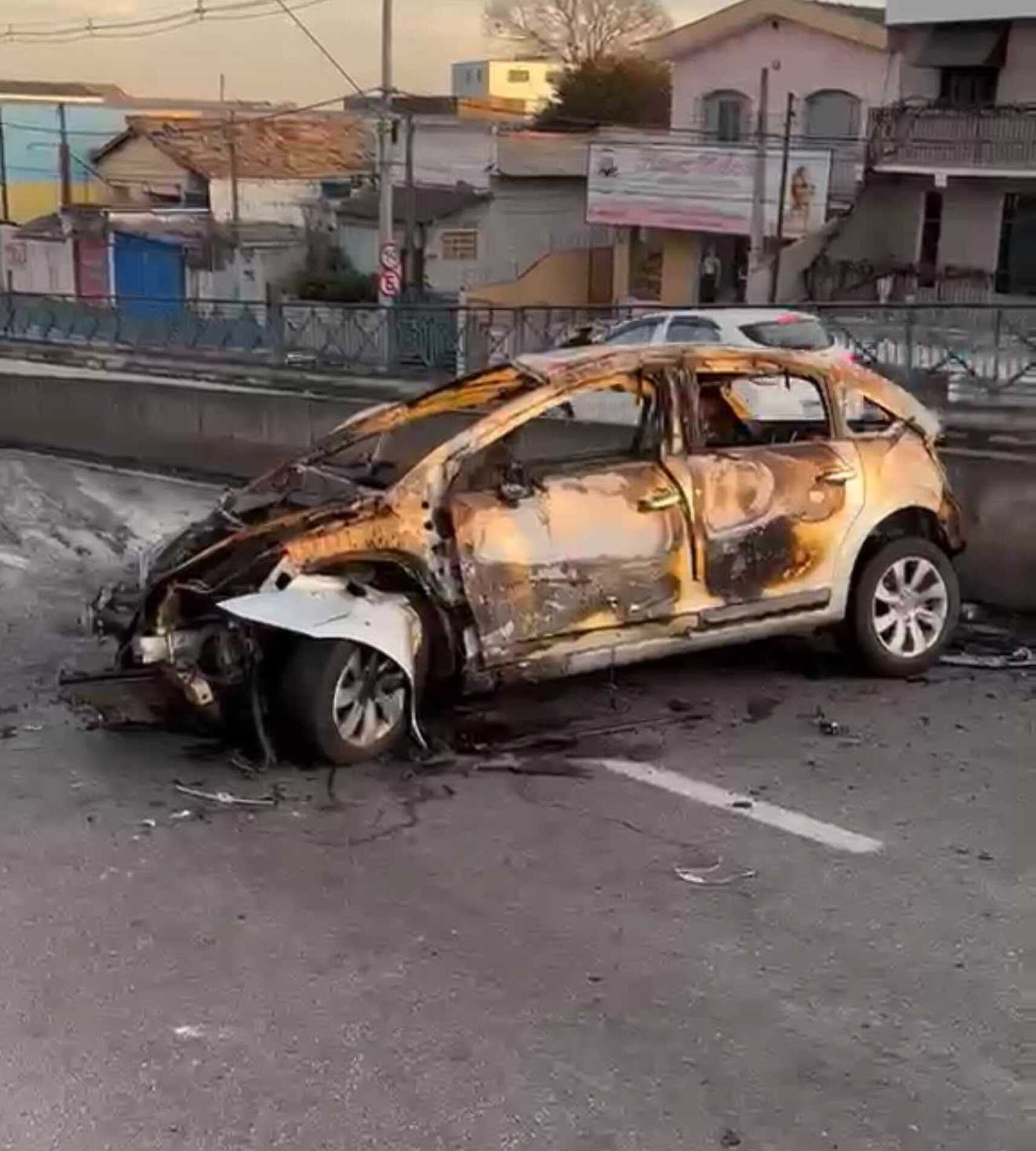 Veículo interditou viaduto Fernando Dini Neto