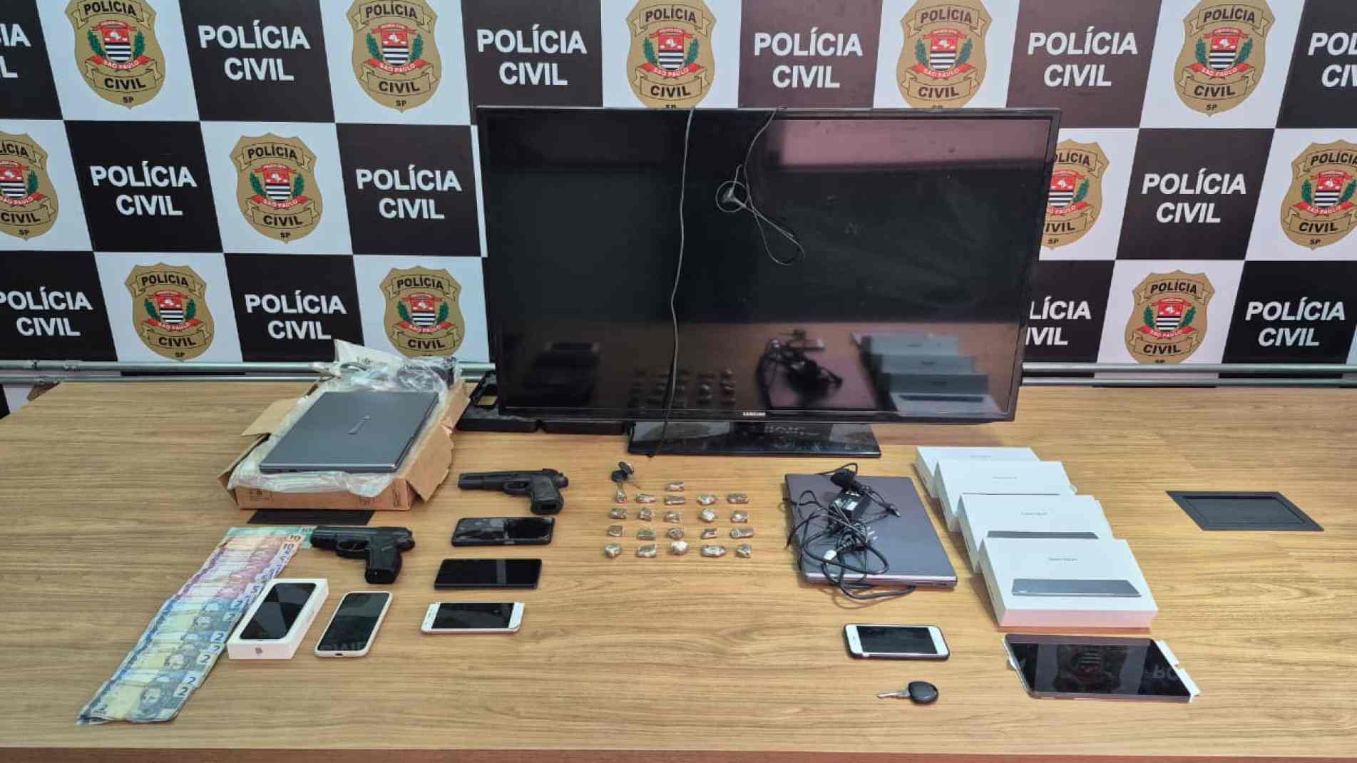 quatro pessoas foram presas, sendo duas delas temporárias e relacionadas diretamente ao roubo investigado e as outras duas foram presas em flagrante 