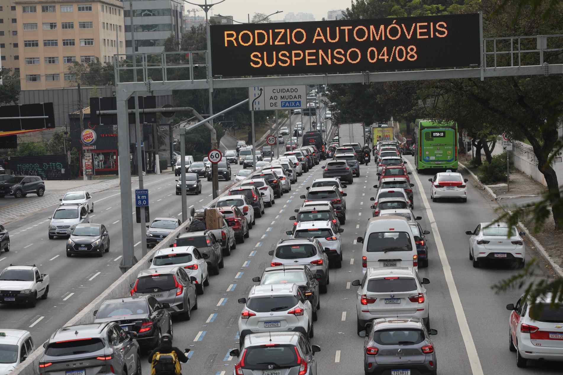 Congestionamentos travaram o trânsito nas avenidas 