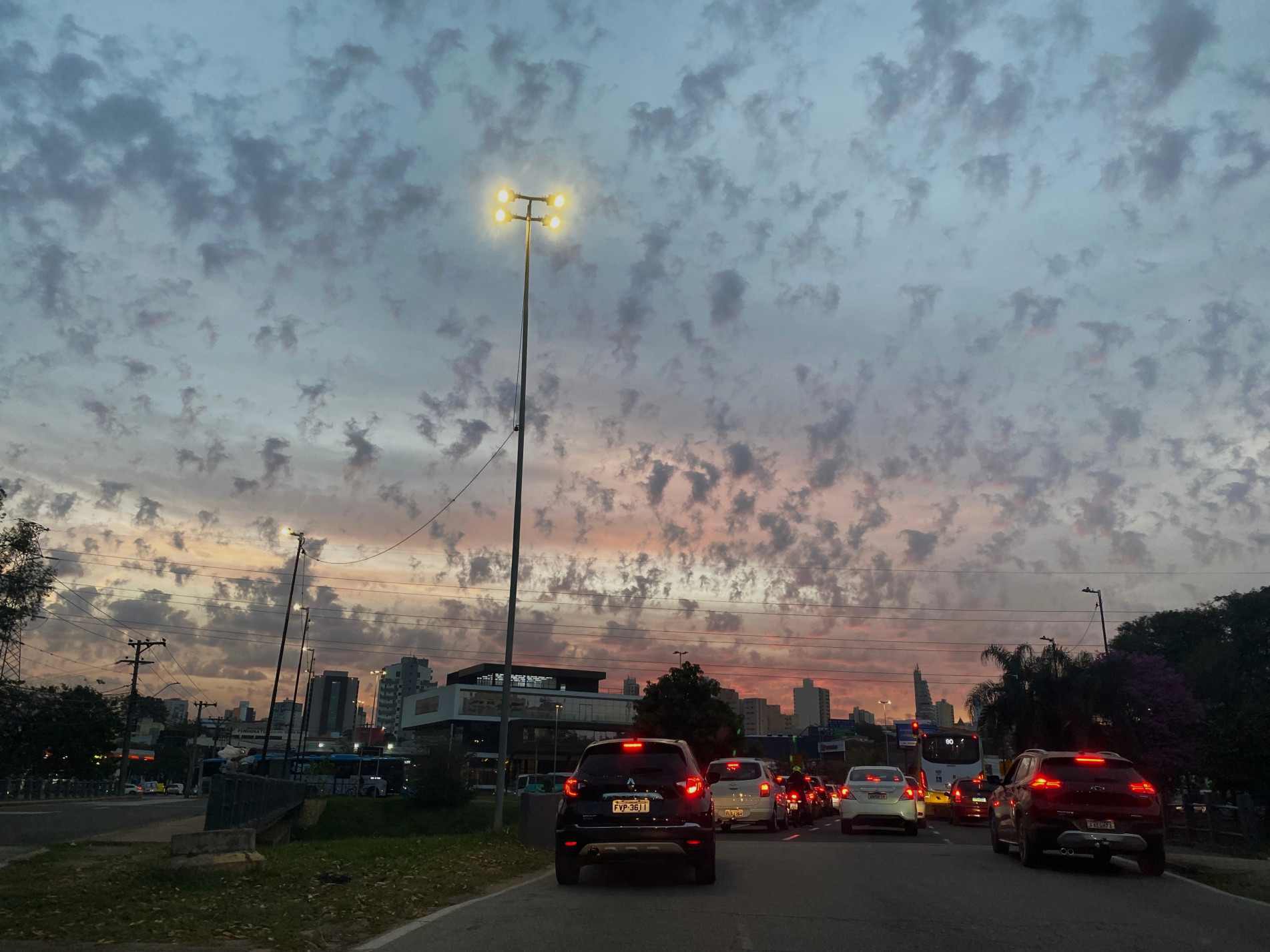 Rajadas de vento começam hoje por volta das 14h, com previsão de intensidade até 60 km/h; no sábado, deve bater 100km/h