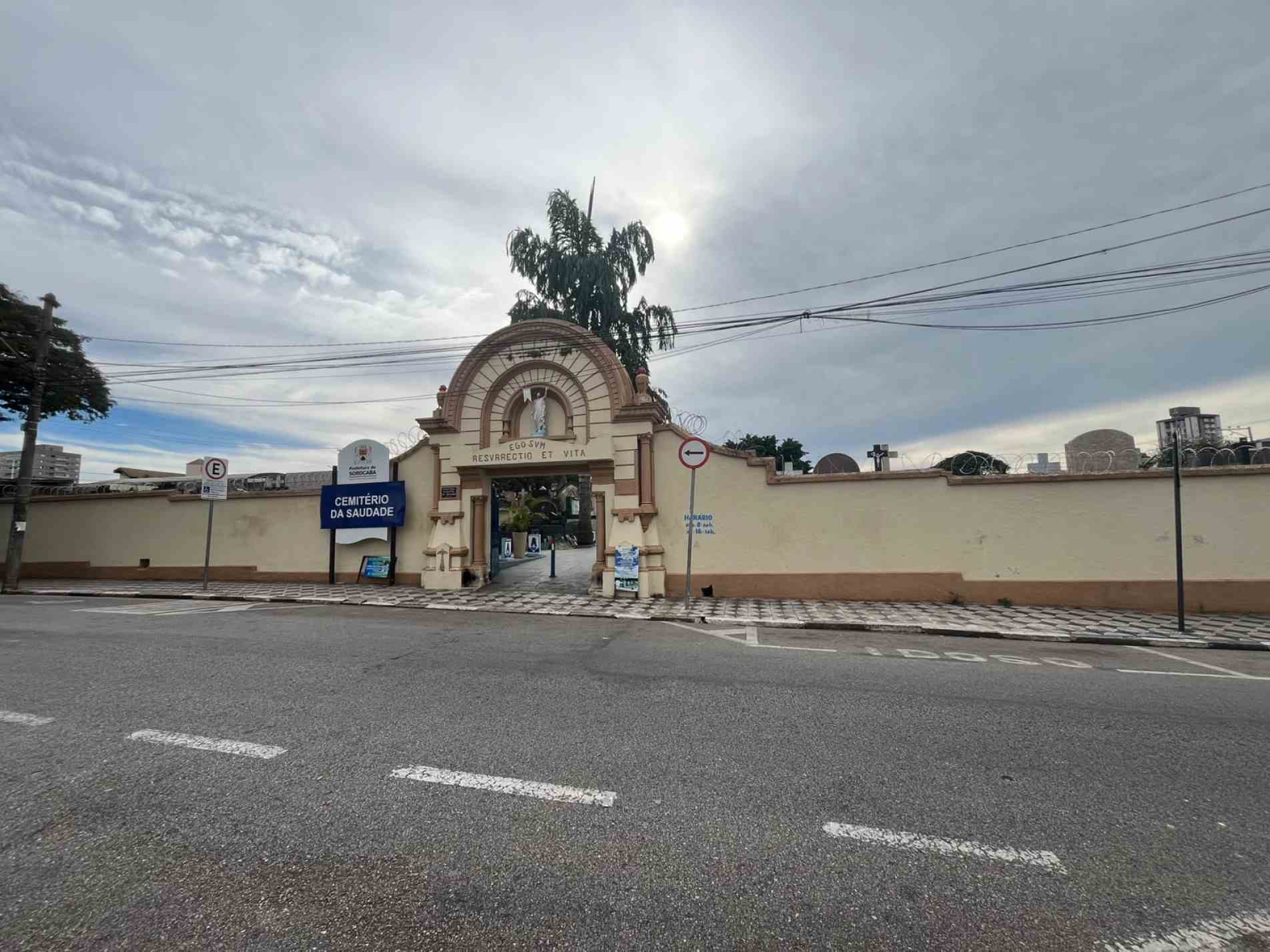 Moradora relata ter encontrado mais de seis escorpiões durante obra em sepultura; Prefeitura informa que enviará equipe ao local e reforça ações de monitoramento
