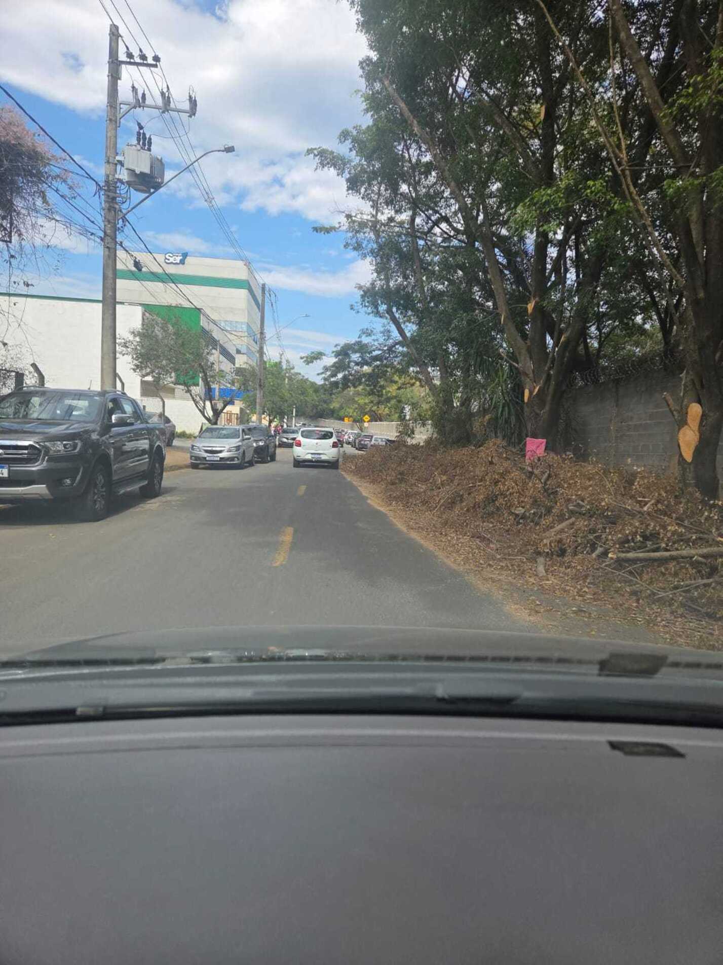 Pais, responsáveis e alunos passam dificuldade nas imediações da escola