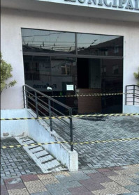 Entrada do pr&eacute;dio foi isolada - Cortesia