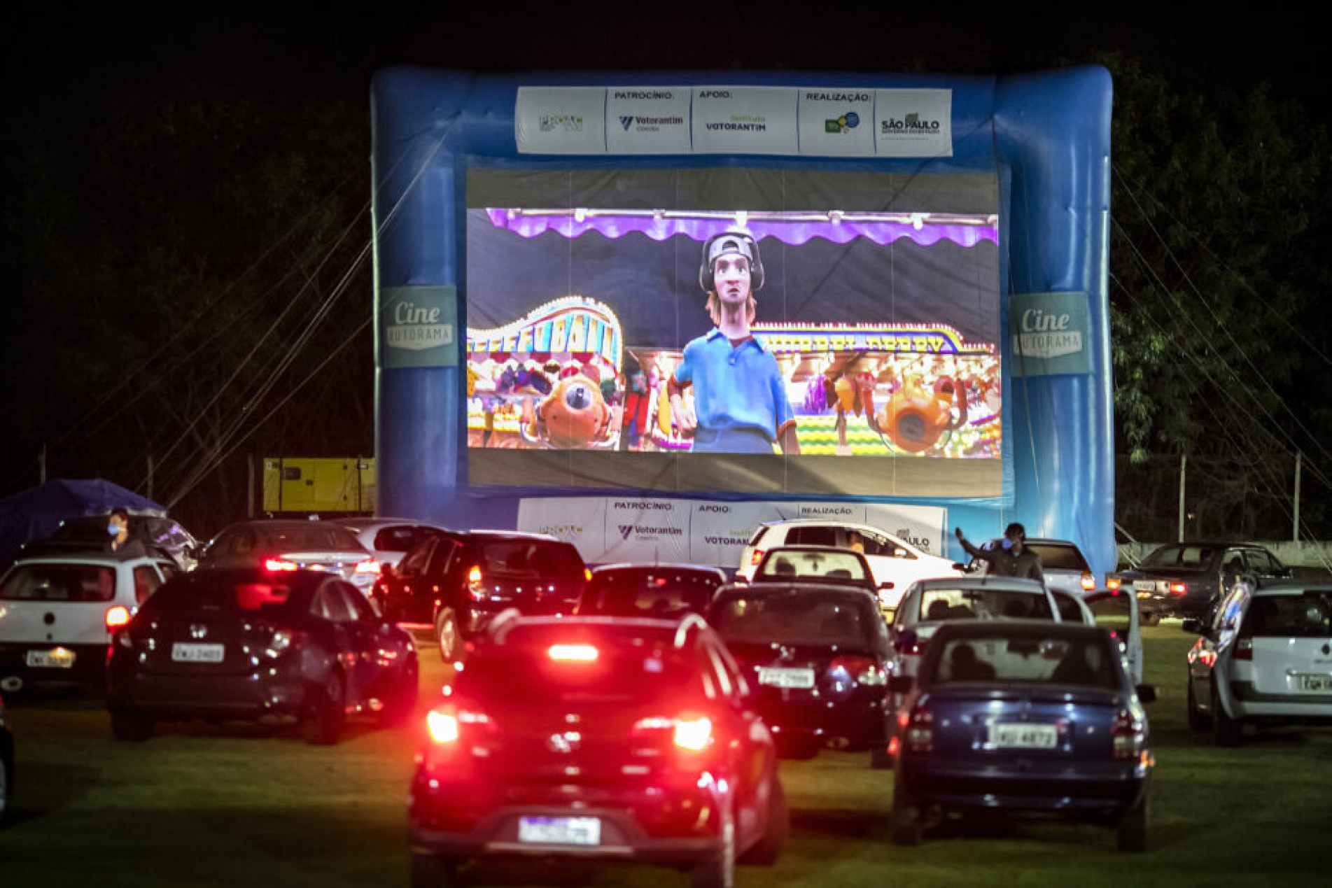 A proposta resgata o charme das antigas exibições ao ar livre, em que o público acompanha os filmes de dentro dos carros estacionados em frente a uma grande tela inflável