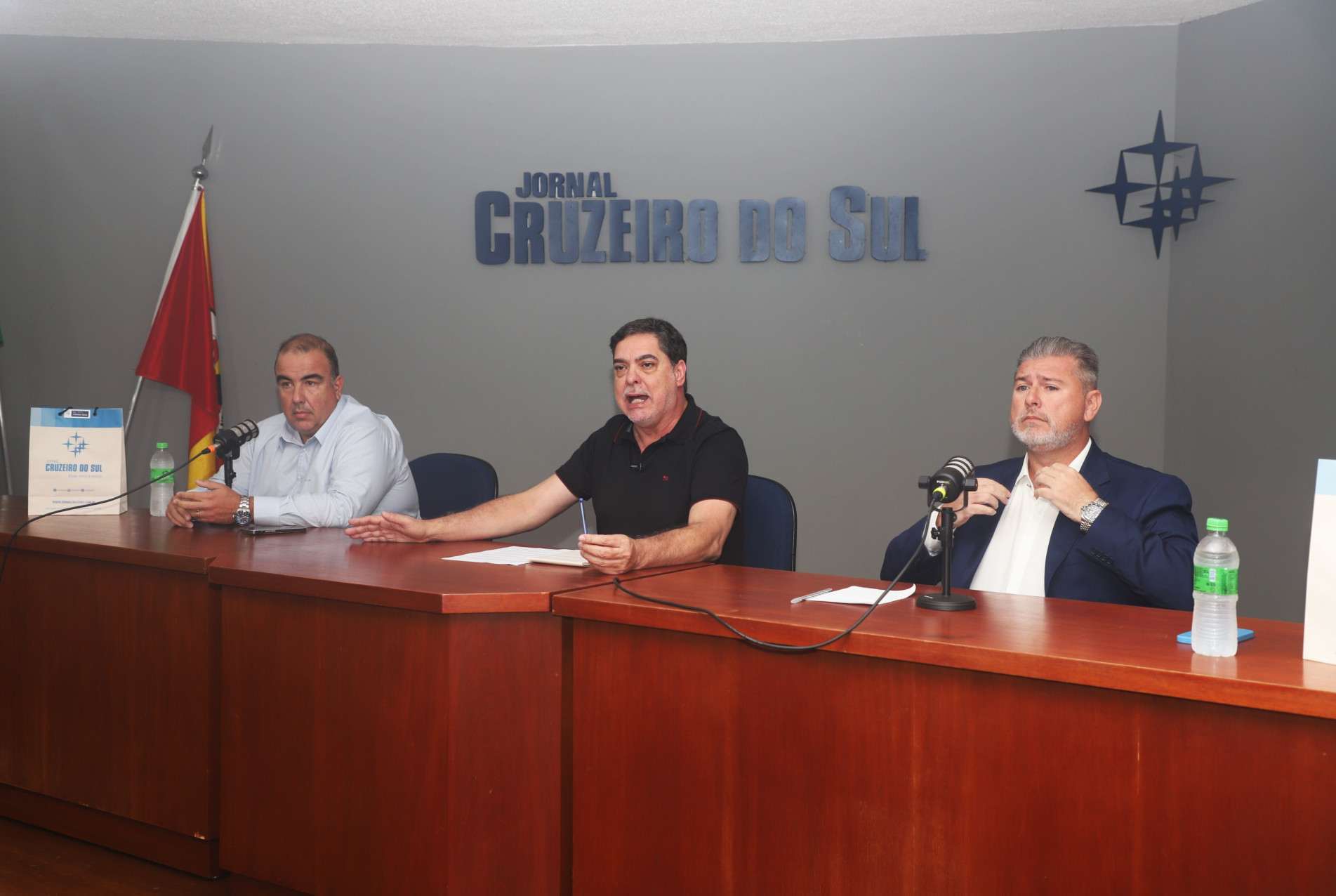 Fabrício Mena e Márcio Rogério Dias discutiram propostas na sede da FUA. 
Editor-chefe do Cruzeiro, Marcelo Macaus (ao centro), fez a intermediação