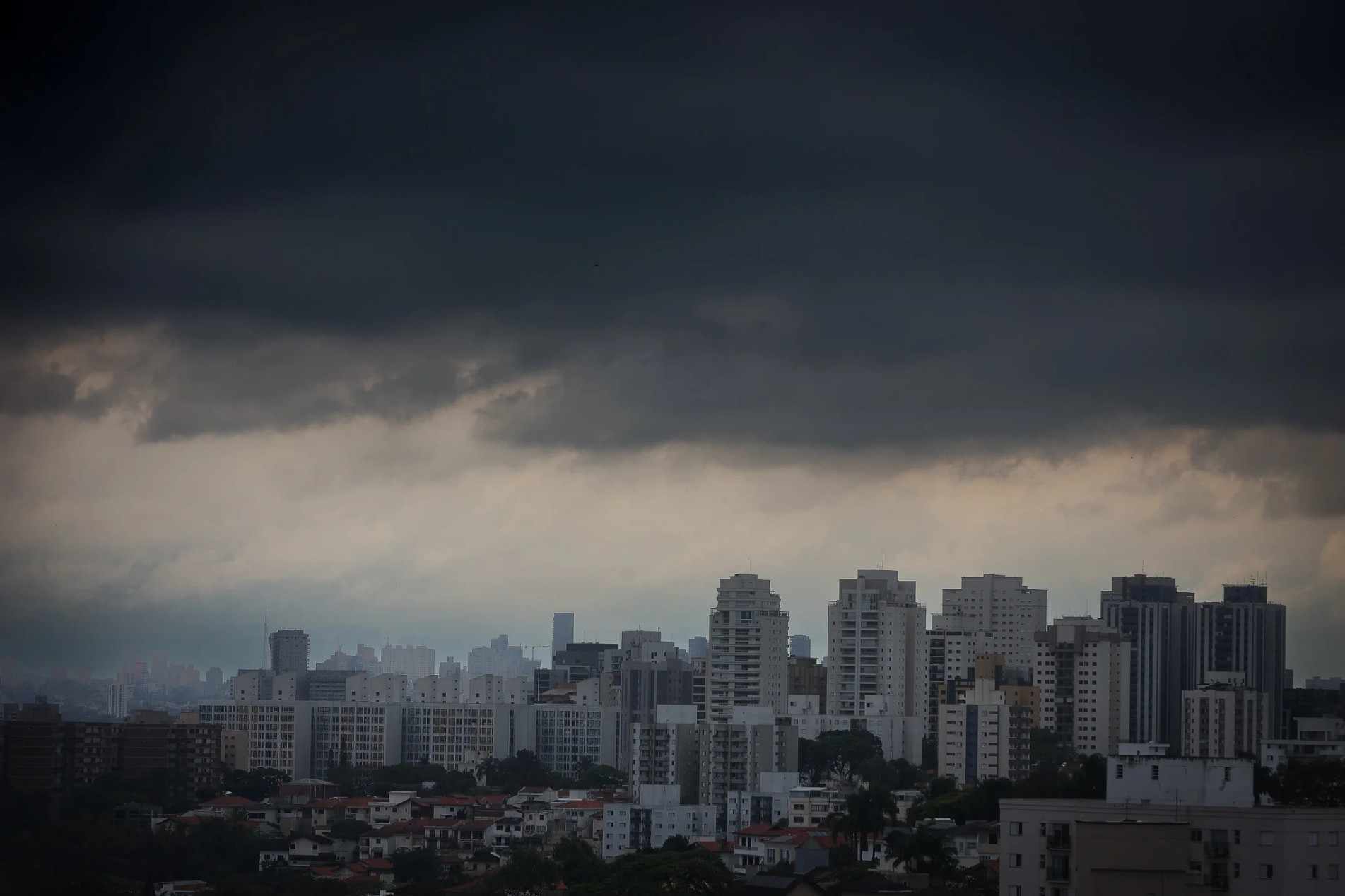 Além da ventania, há previsão de chuva e descargas elétricas, aumentando o risco de queda de árvores, destelhamentos e interrupções no fornecimento de energia