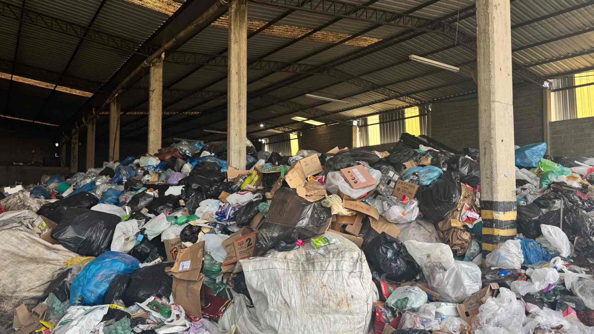 Até novembro do ano passado, bairros
eram atendidos uma vez por semana; atualmente, a coleta é mensal