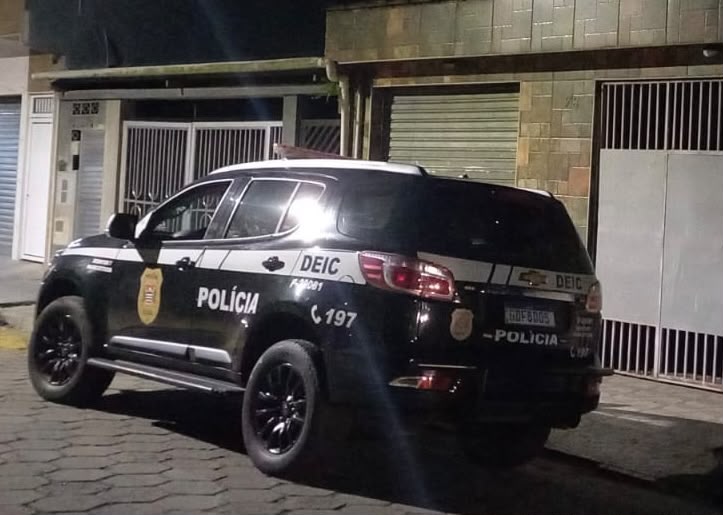 Além das prisões, os policiais cumpriram mandados de busca e apreensão