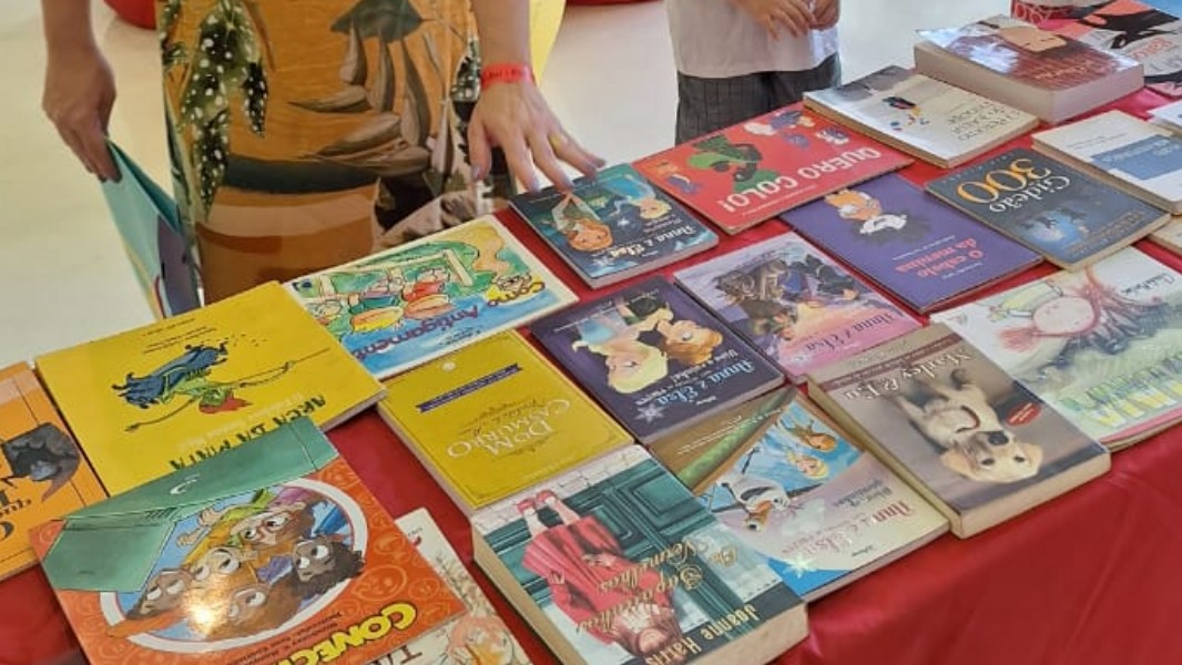 É uma oportunidade para renovar a biblioteca e incentivar a leitura. Basta levar um livro usado e trocá-lo por outro, descobrindo novas histórias