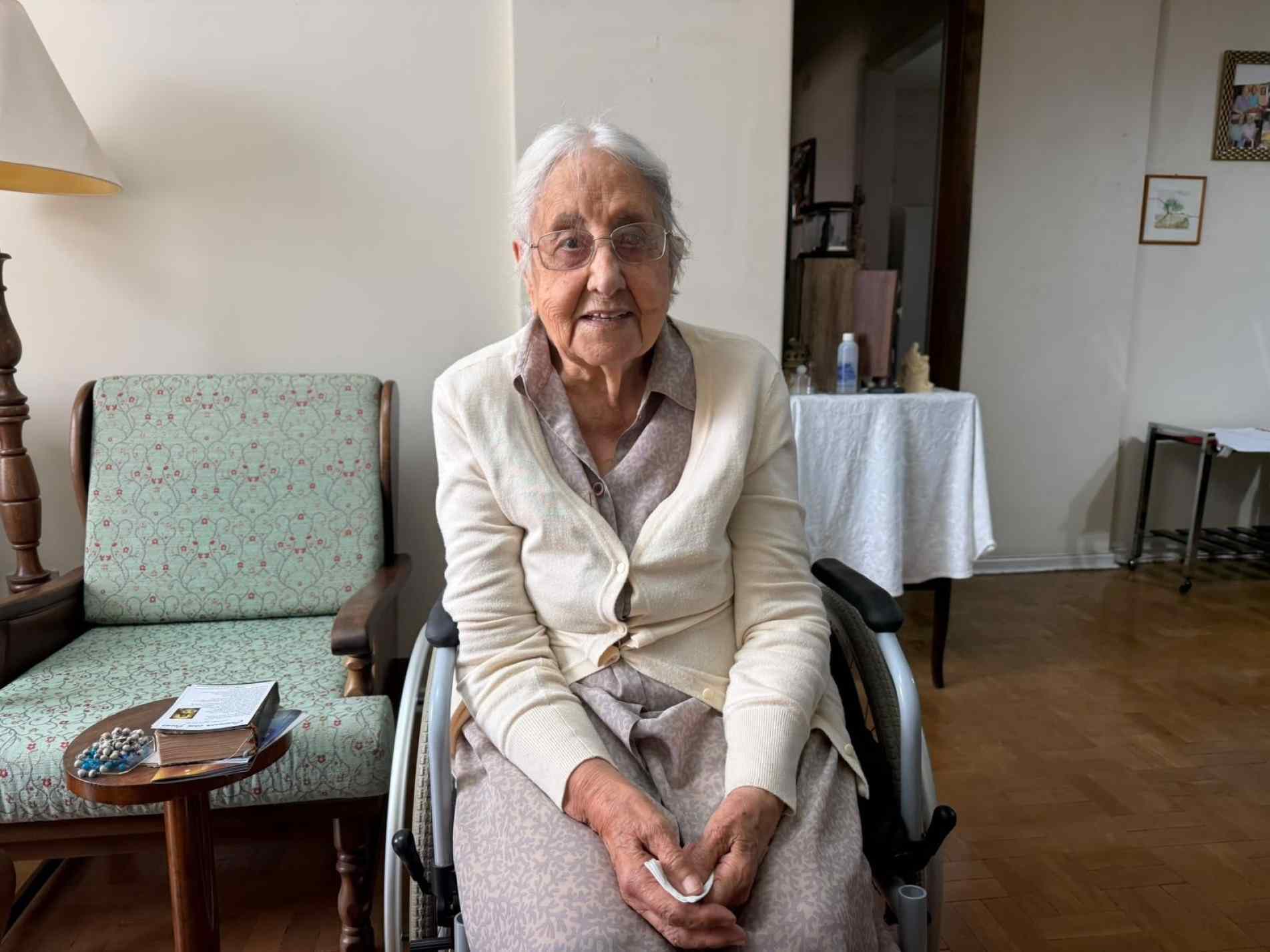 Diana Tannos recebe o Cruzeiro do Sul há mais de 83 anos, 
uma tradição herdada do pai e preservada ao longo da vida