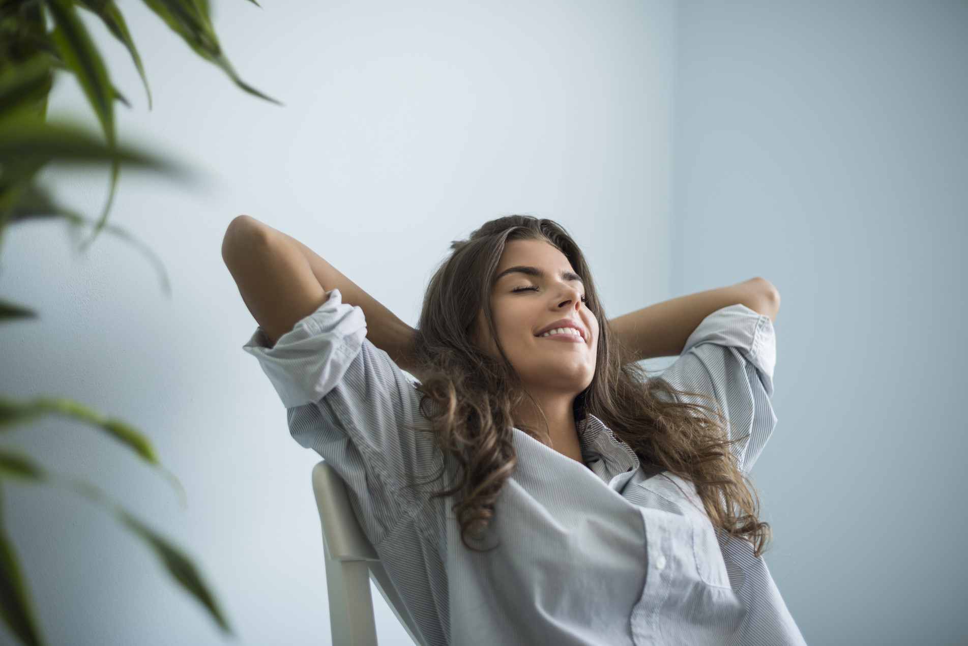 Mulher relaxando – gerir o stress faz parte de ter bons hábitos saudáveis