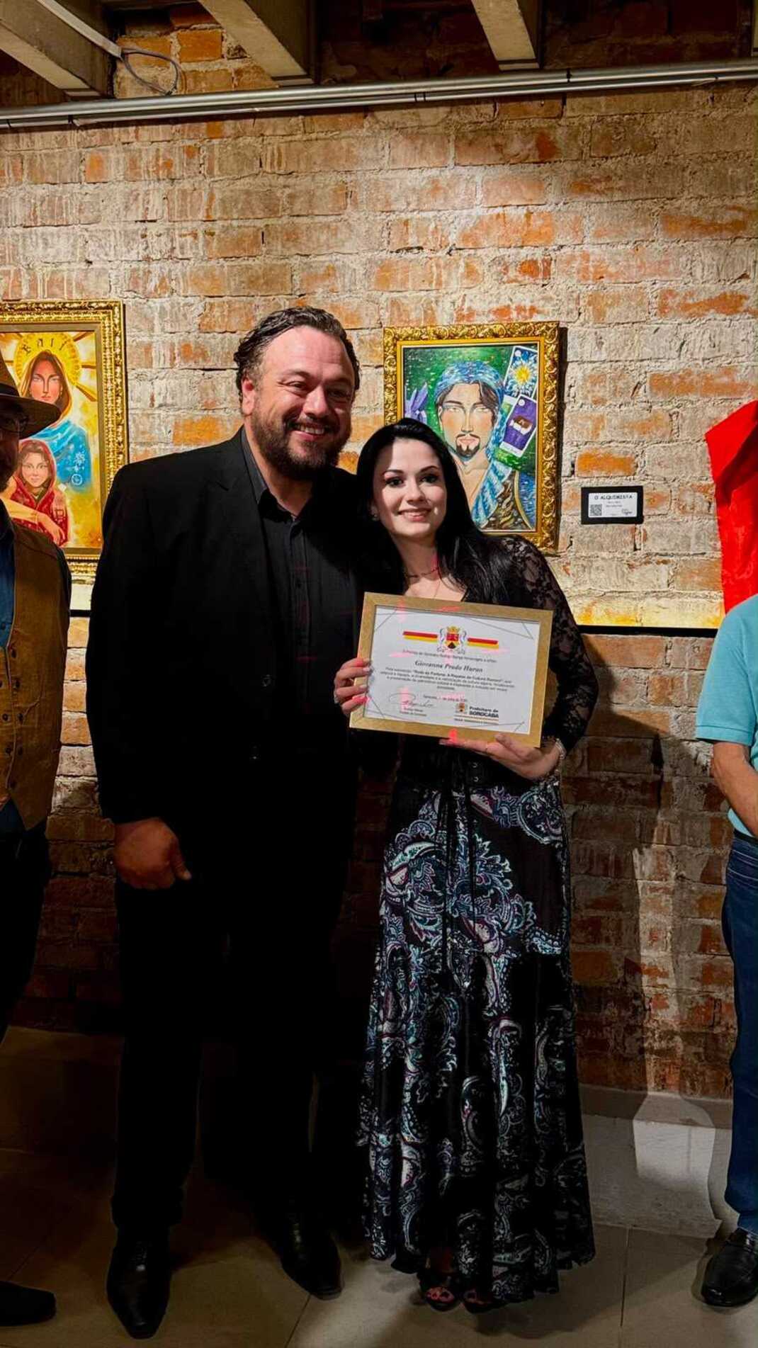 Thiago Delmonde Ribeiro, secretário de cultura de Sorocaba e a artista Giovanna Prado Huran em noite de lançamento
