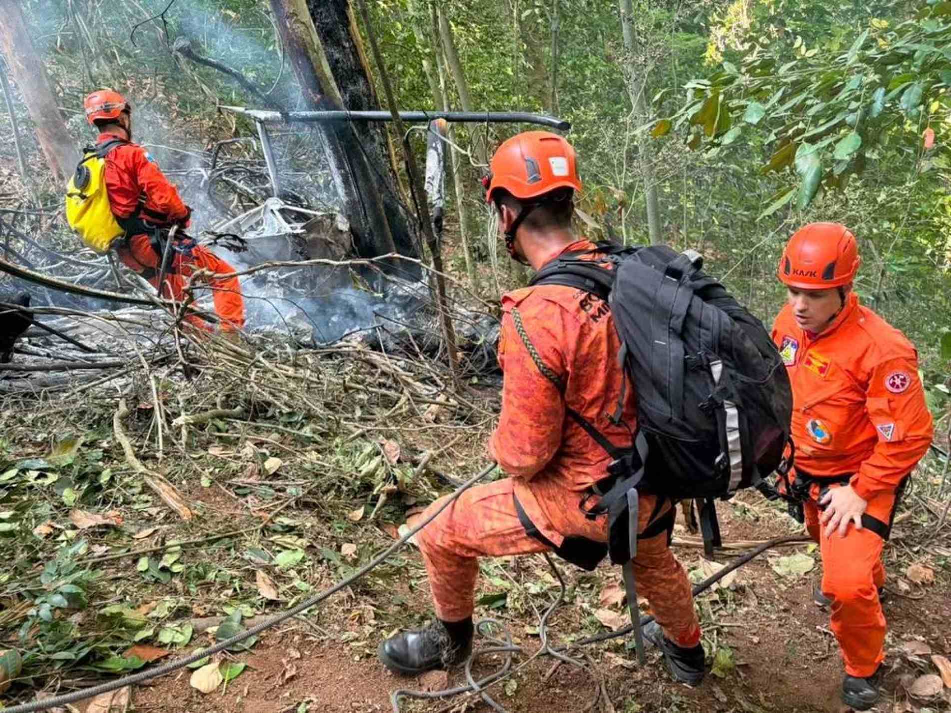 Bombeiros tiveram de usar técnicas de corda para chegar ao local que fica em terreno íngreme