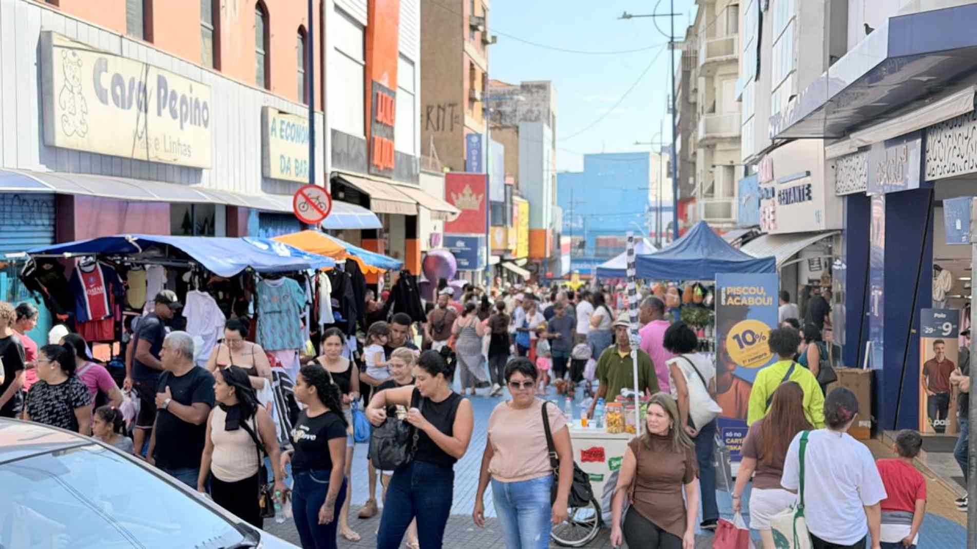 Famílias aproveitaram o sábado para o Dia dos Pais e pesquisar opções nas lojas da região central