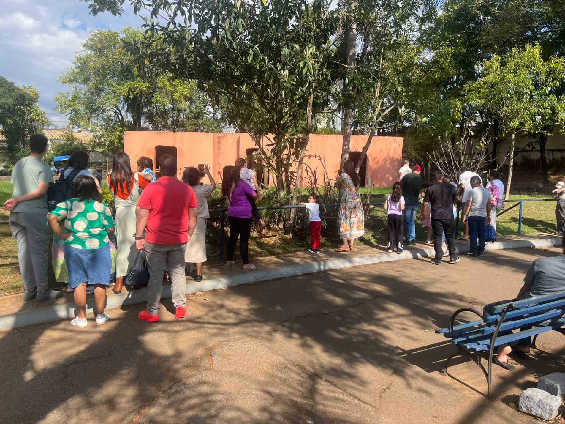 Famílias foram até o zoológico Quinzinho de Barros para ver o Sandro pela última vez