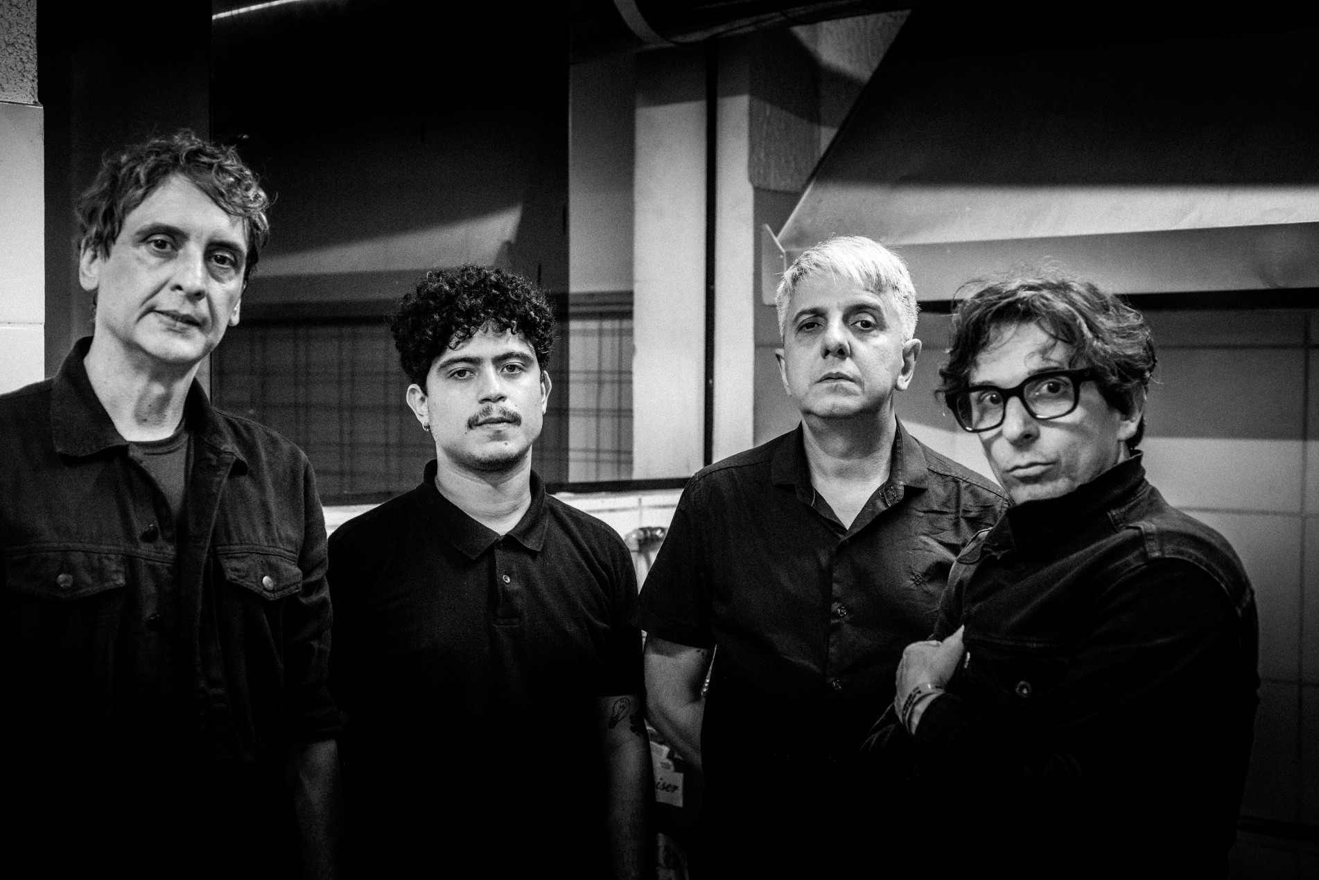 Da esquerda para a direita: Luciano Marcello (guitarra e backing vocal), 
Gabriel Penatti (bateria e backing vocal), William Leonotti (baixo e 
backing vocal) e Mario Bross (vocal e guitarra)