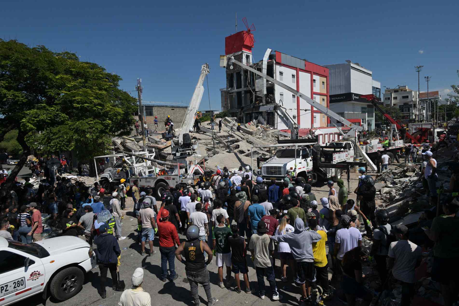 Equipes de socorro fazem busca por sobreviventes em meio aos escombros
