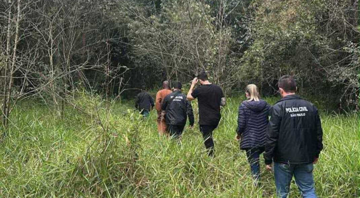 Equipe de buscas realizando dilig&ecirc;ncias na &aacute;rea de mata indicada pelo suspeito e ex-companheiro de Esther Estinor 