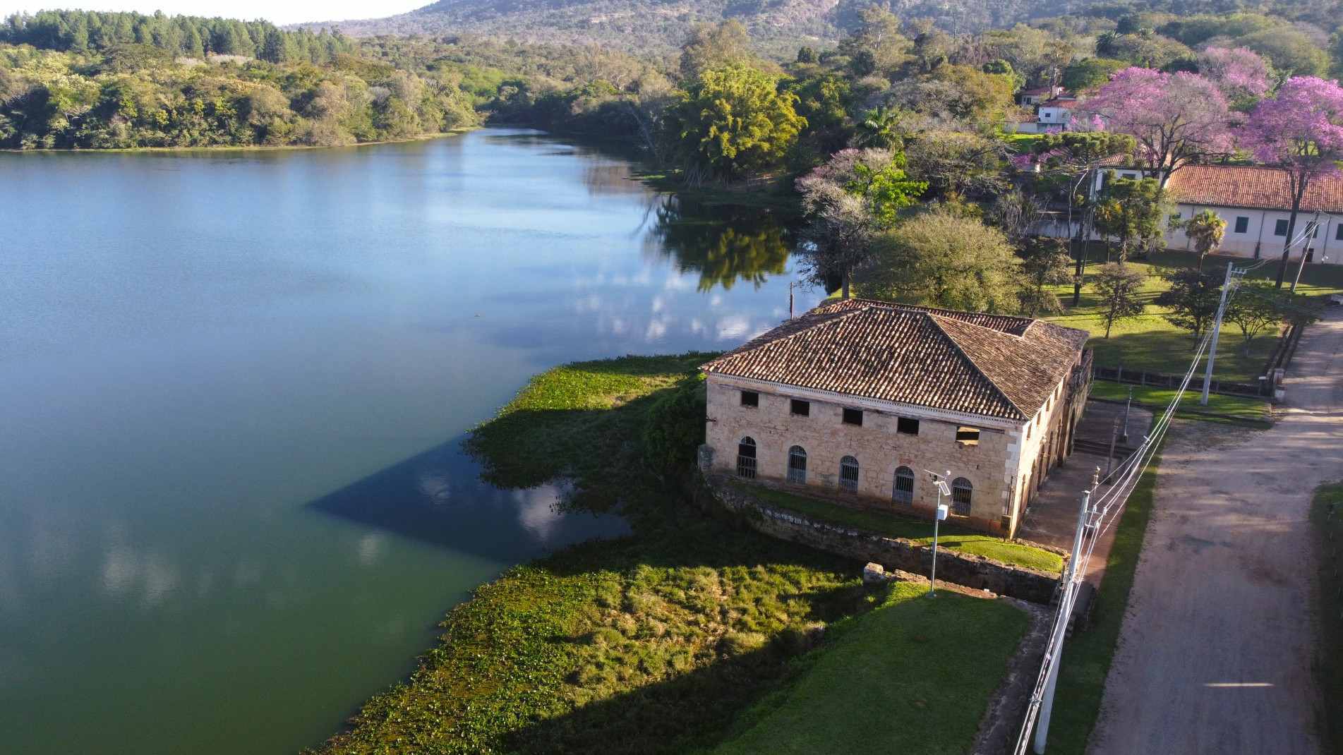 Onde hoje turistas caminham ouvindo o som constante da &aacute;gua, h&aacute; mais de quatro s&eacute;culos ecoavam os clangores do ferro sendo moldado
