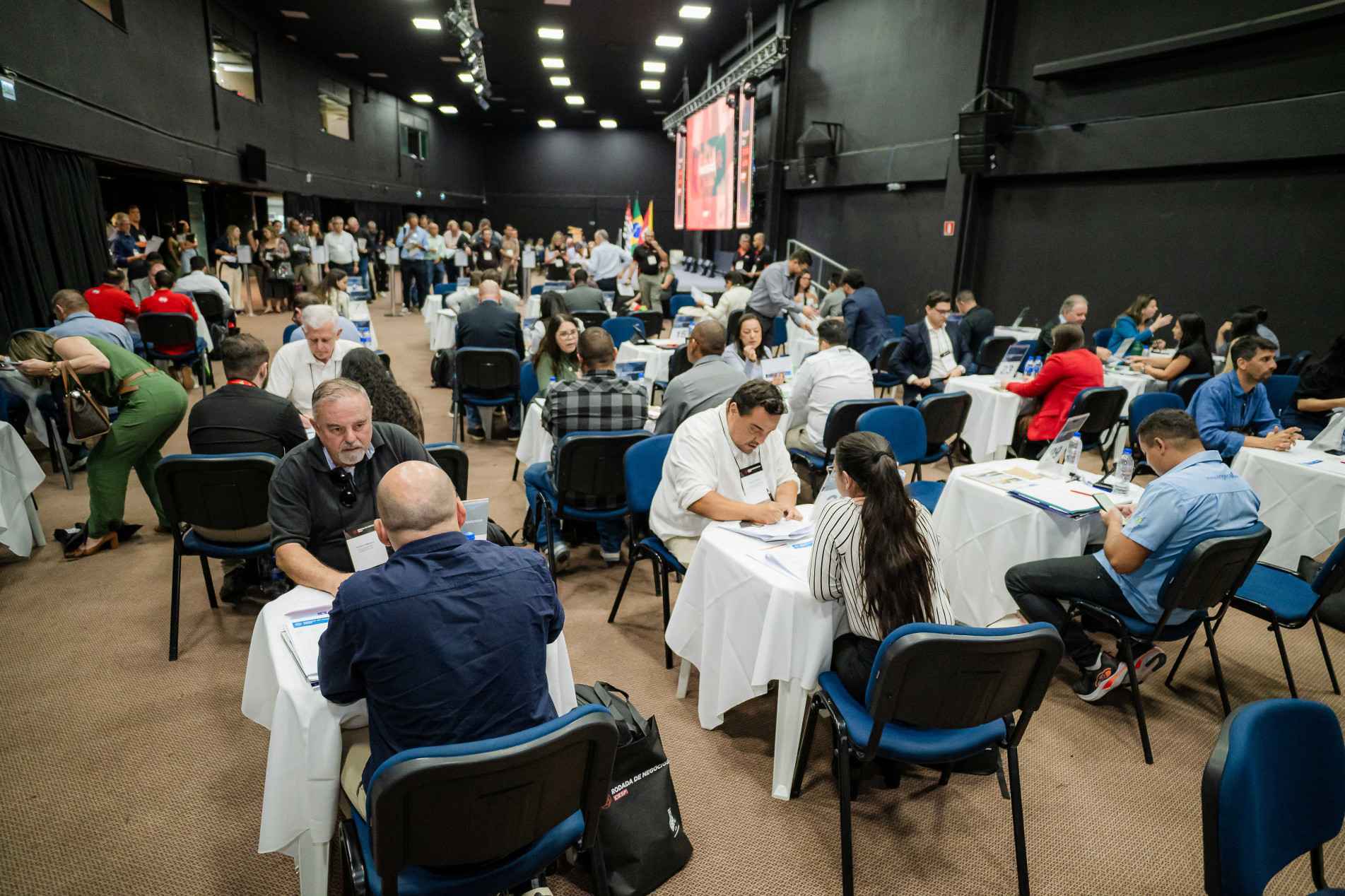 Empresas participantes realizaram reuniões com representantes de grandes indústrias durante a Rodada de Negócios em Sorocaba