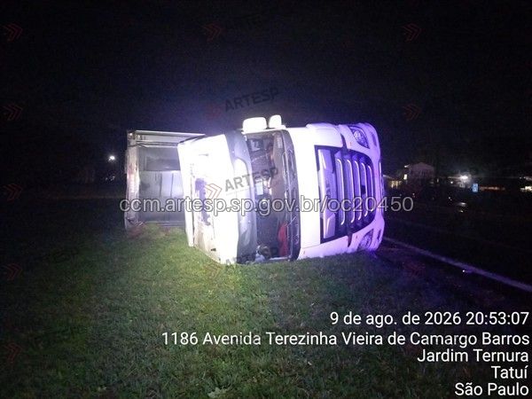Carreta tombou sobre o canteiro lateral, ninguém foi ferido