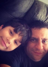 A ideia da plataforma surgiu a partir da pr&oacute;pria viv&ecirc;ncia. Ele cuida do filho, diagnosticado com autismo desde os 3 anos de idade - ARQUIVO PESSOAL