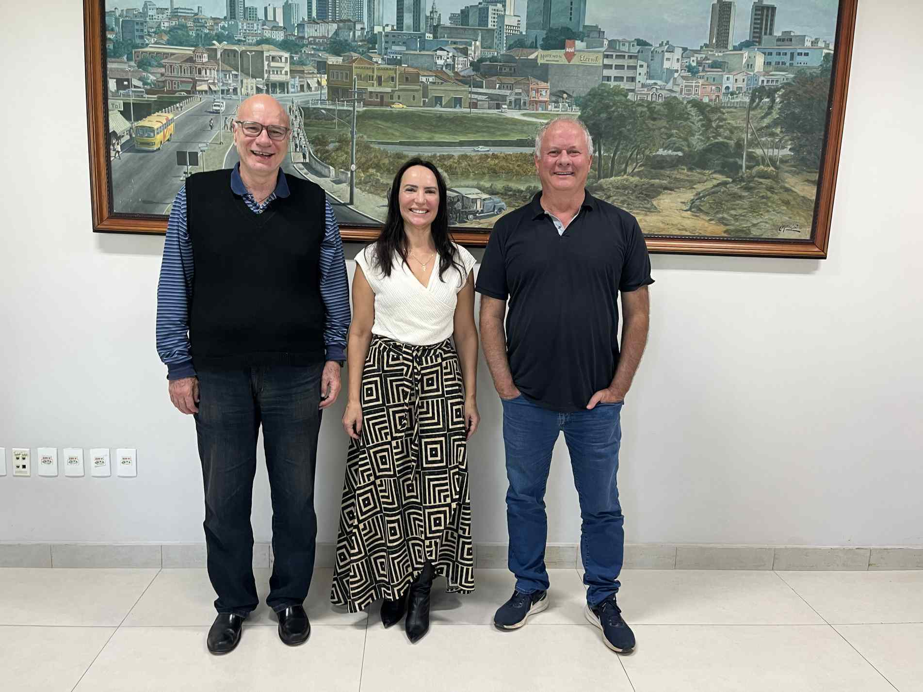 Na foto, da esquerda para a direita, 
Carlos Hingst Corrá, presidente da FUA; Patrícia Peixoto, gerente-geral da Ofebas; 
e Rubens Cury Basso, diretor editorial