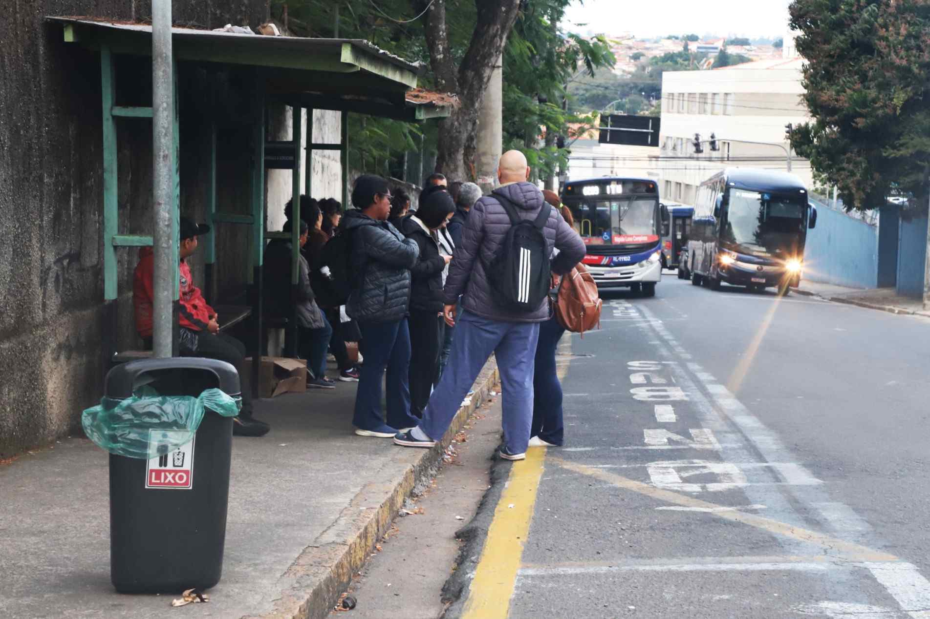 Em horários de pico, abrigos não comportam todos os usuários, deixando parte deles expostos ao sol e chuva