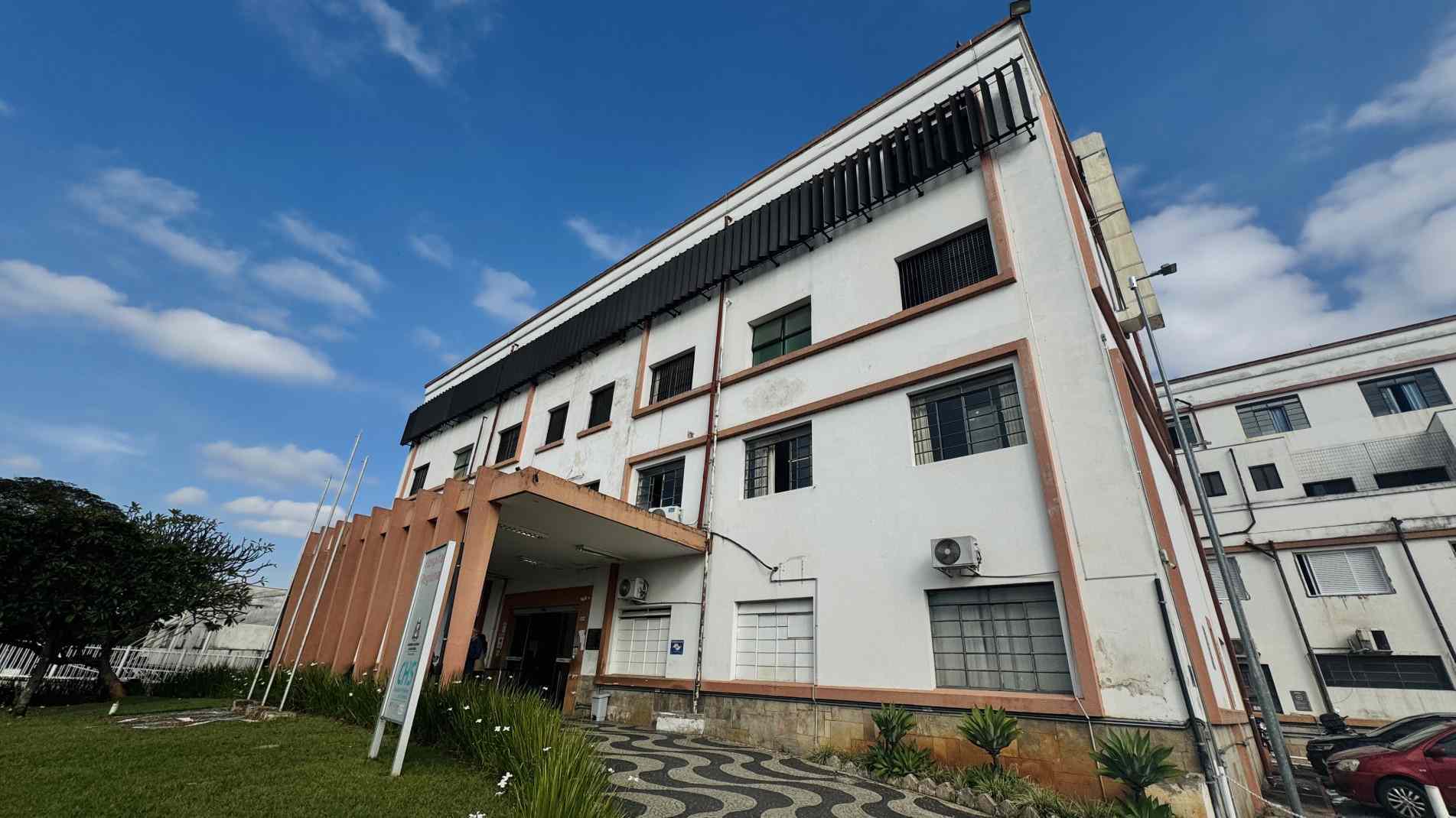 Além da sobrecarga, trabalhadores denunciaram sofrer retaliações da gestão, como processos administrativos, bloqueio de crachás e agressões