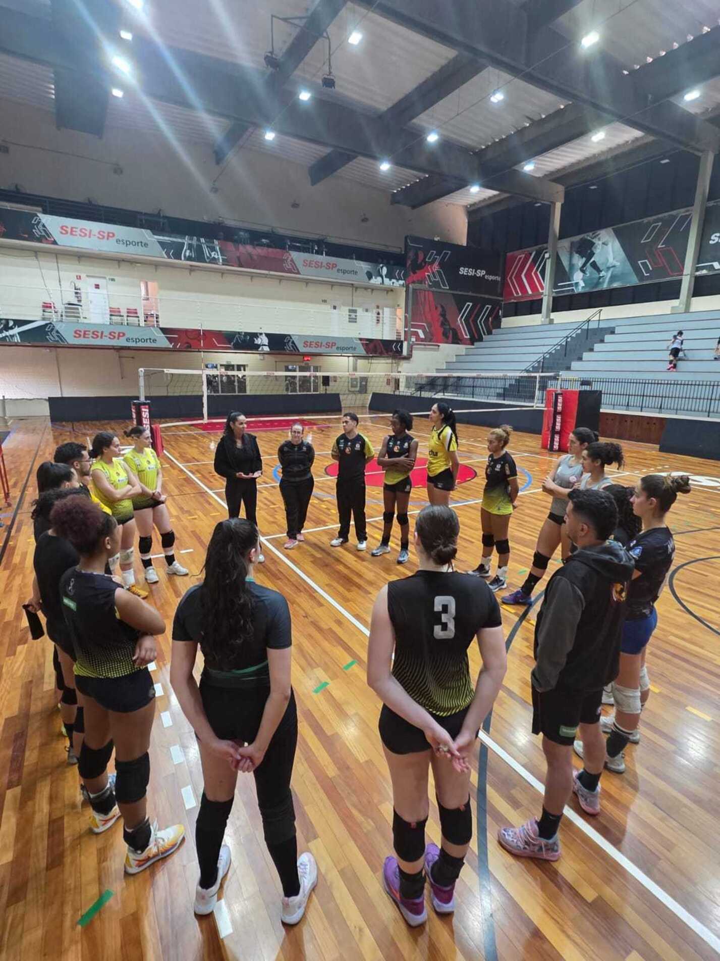 Paula Pequeno (ao centro) conversou comas mais jovens