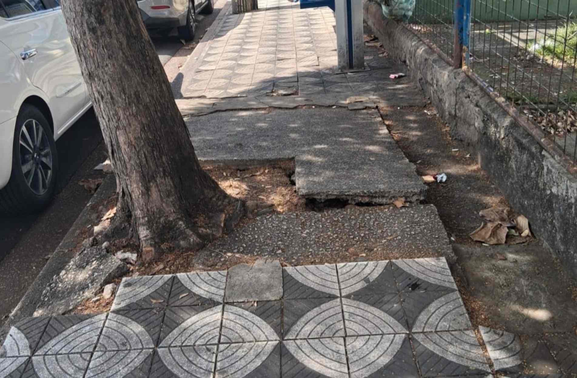Idosa precisou ser hospitalizada após tropeçar na calçada 