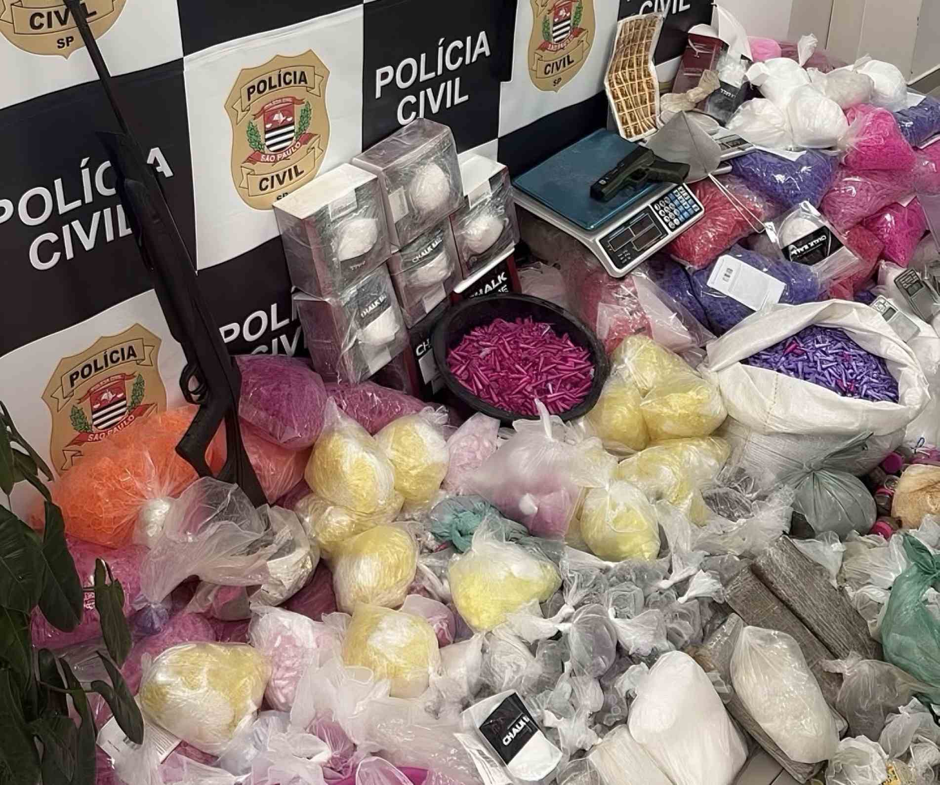 Durante as buscas, as drogas foram achadas em tambores enterrados no quintal do imóvel