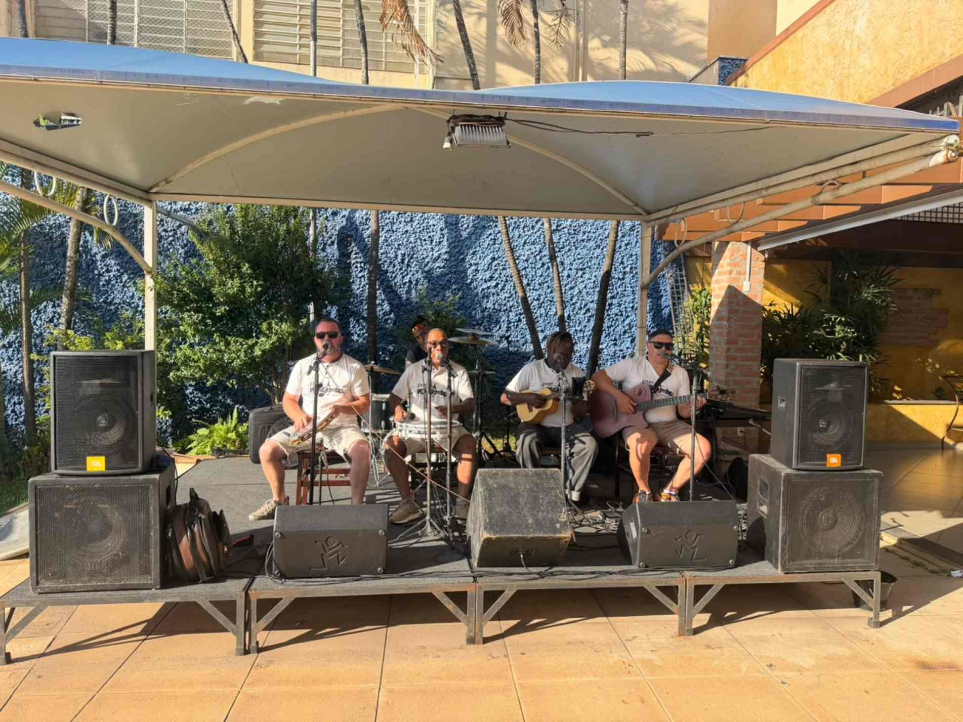 Grupo Palasamba anima o almoço de Dia dos Paiscom muito samba e descontração