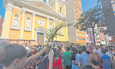 Catedral Nossa Senhora da Ponte está na praça, bem no Centro, como um farol para referenciar as direções dos fieis