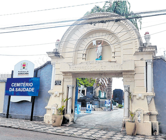 Na entrada, a citação em latim:  