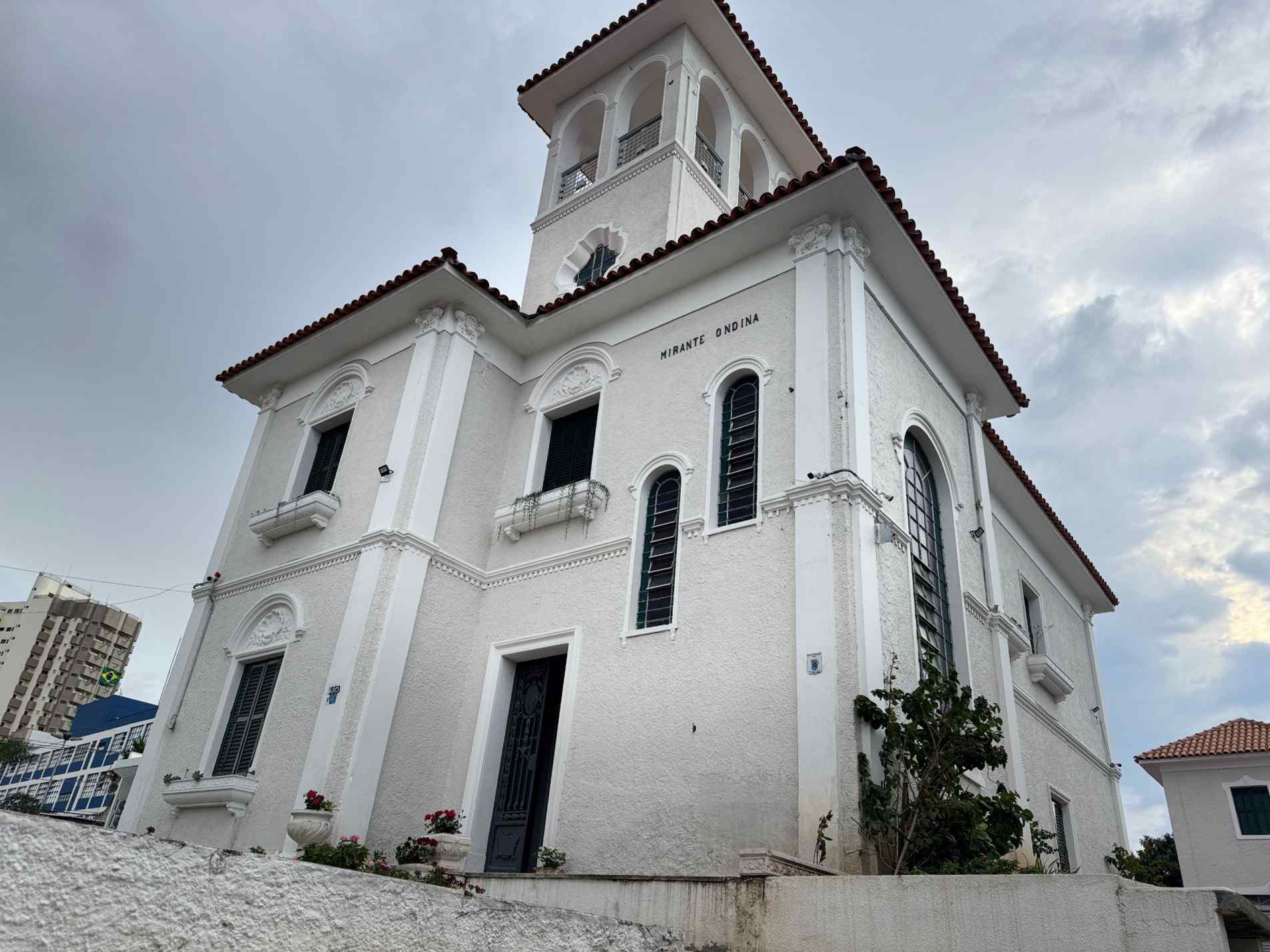 Casa impressiona não pelo tamanho, mas pela arquitetura e pela beleza ainda preservada