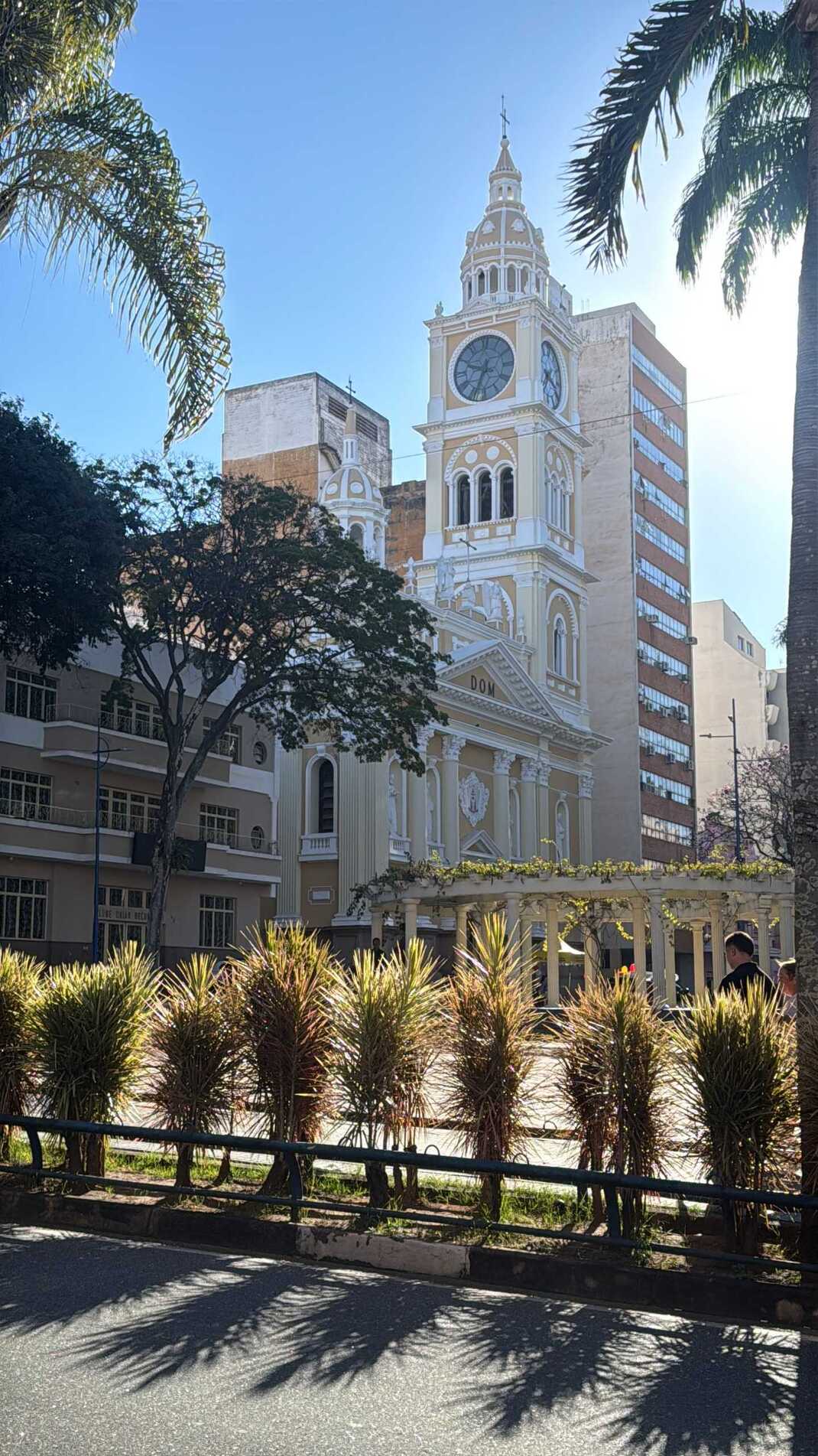 Na Praça Coronel Fernando Prestes, a Catedral divide espaço com diversos prédios históricos