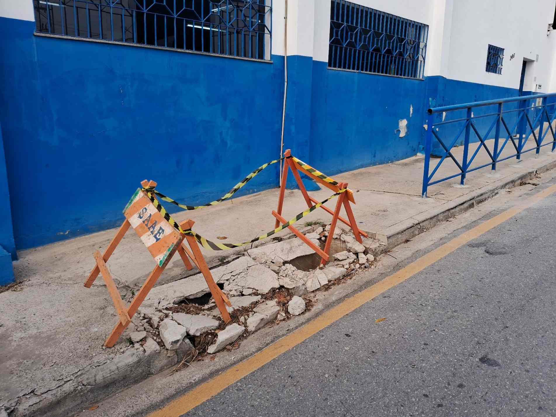 Estrutura já foi danificada mais de 
três vezes por caminhões que fazem retorno