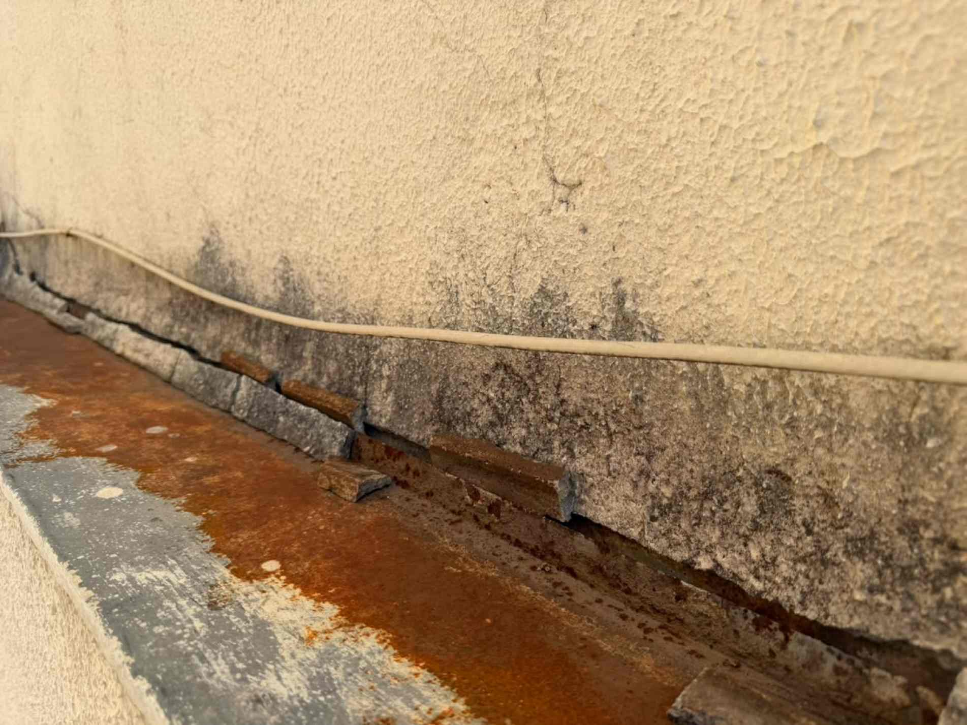 Moradores relatam rachaduras em residências próximas a obra 