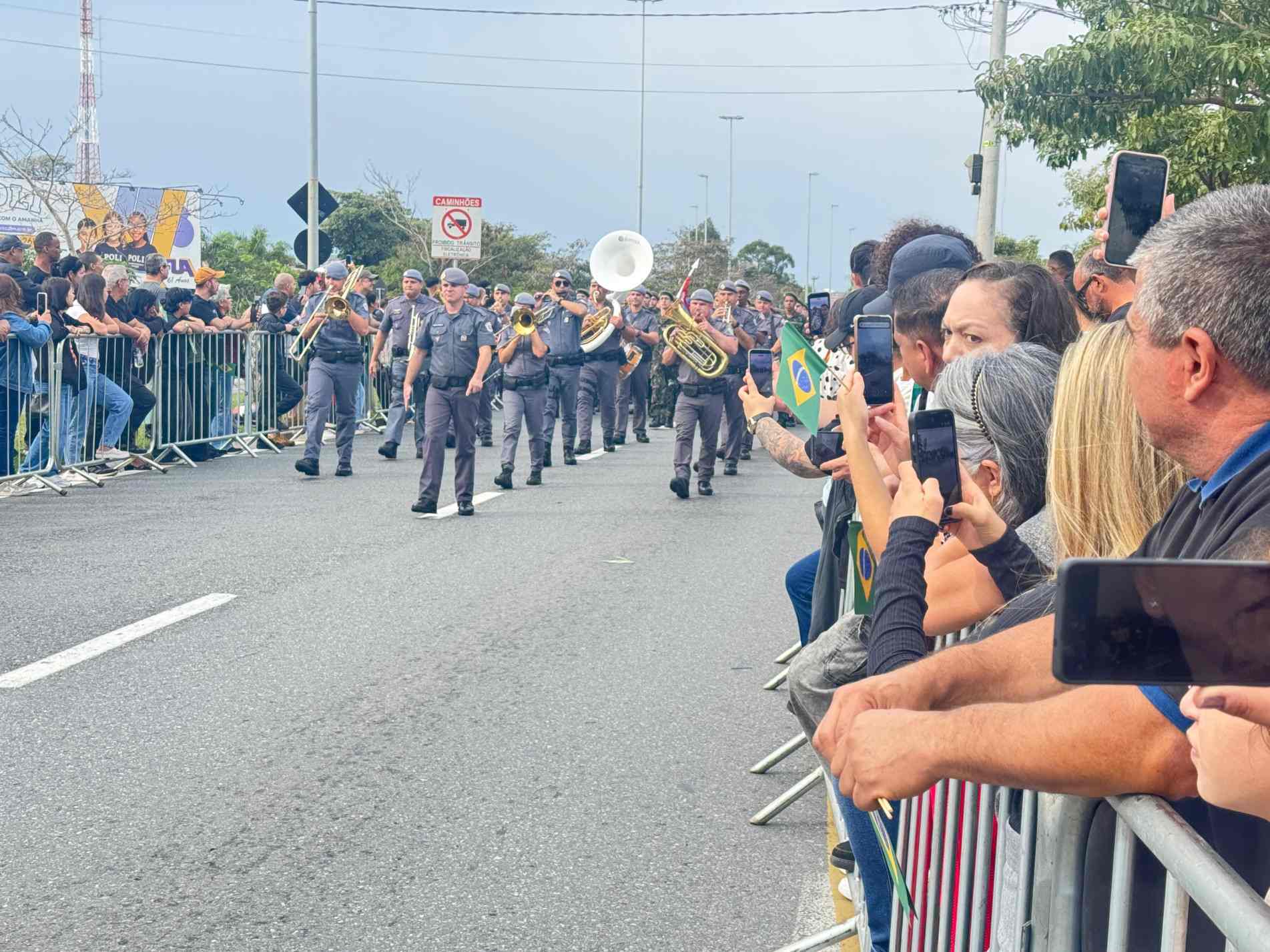 Banda Regimental de Música do Comando de Policiamento do Interior (CPI-7), da Polícia Militar (PM) abre desfile 