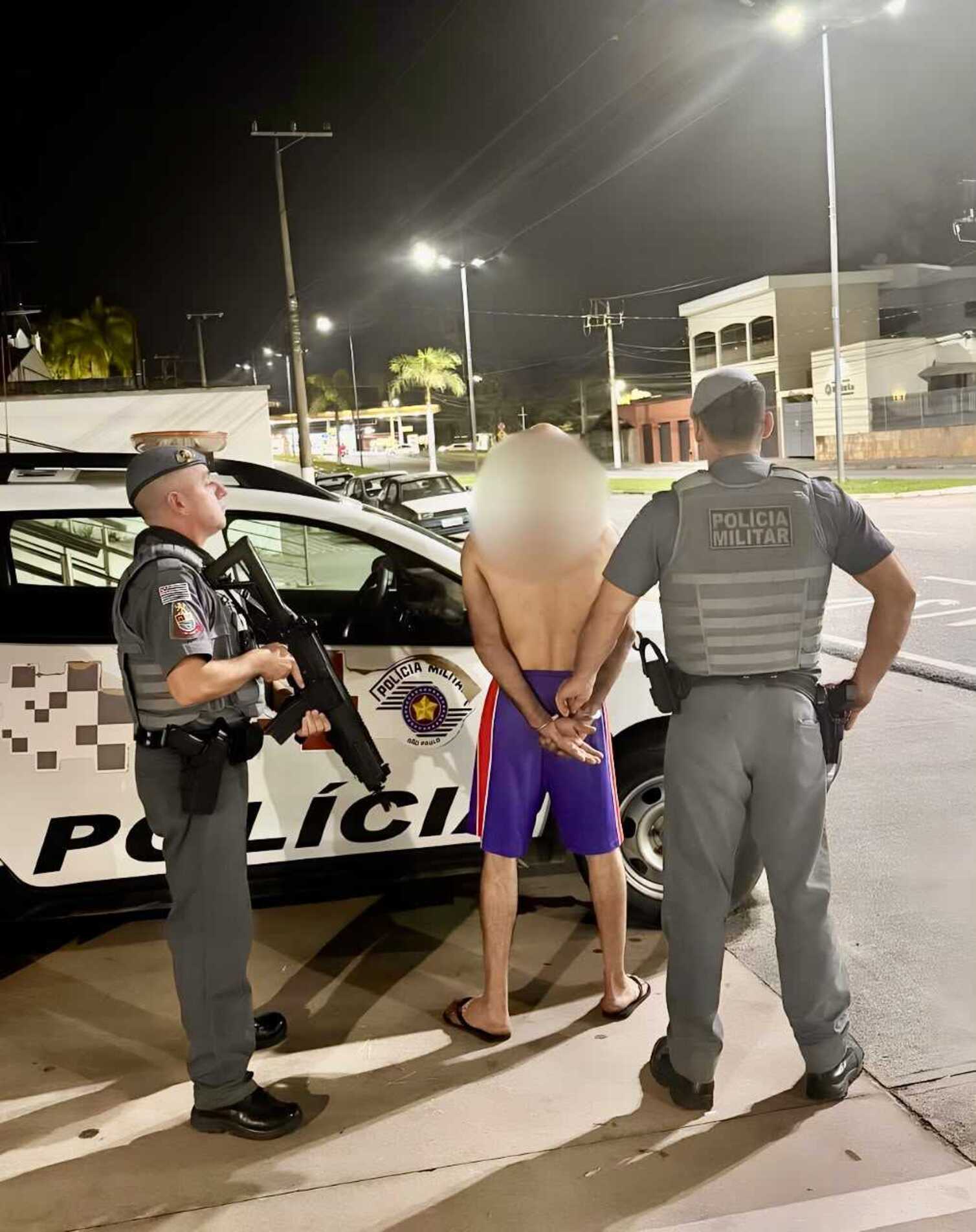 Suspeito desobedeceu às ordens e resistiu à contenção, chegando a tentar avançar contra um dos agentes