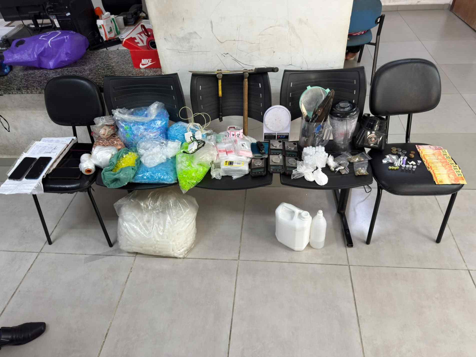 Policiais apreenderam lança-perfume, maconha, cocaína e outras drogas, além de balanças de precisão