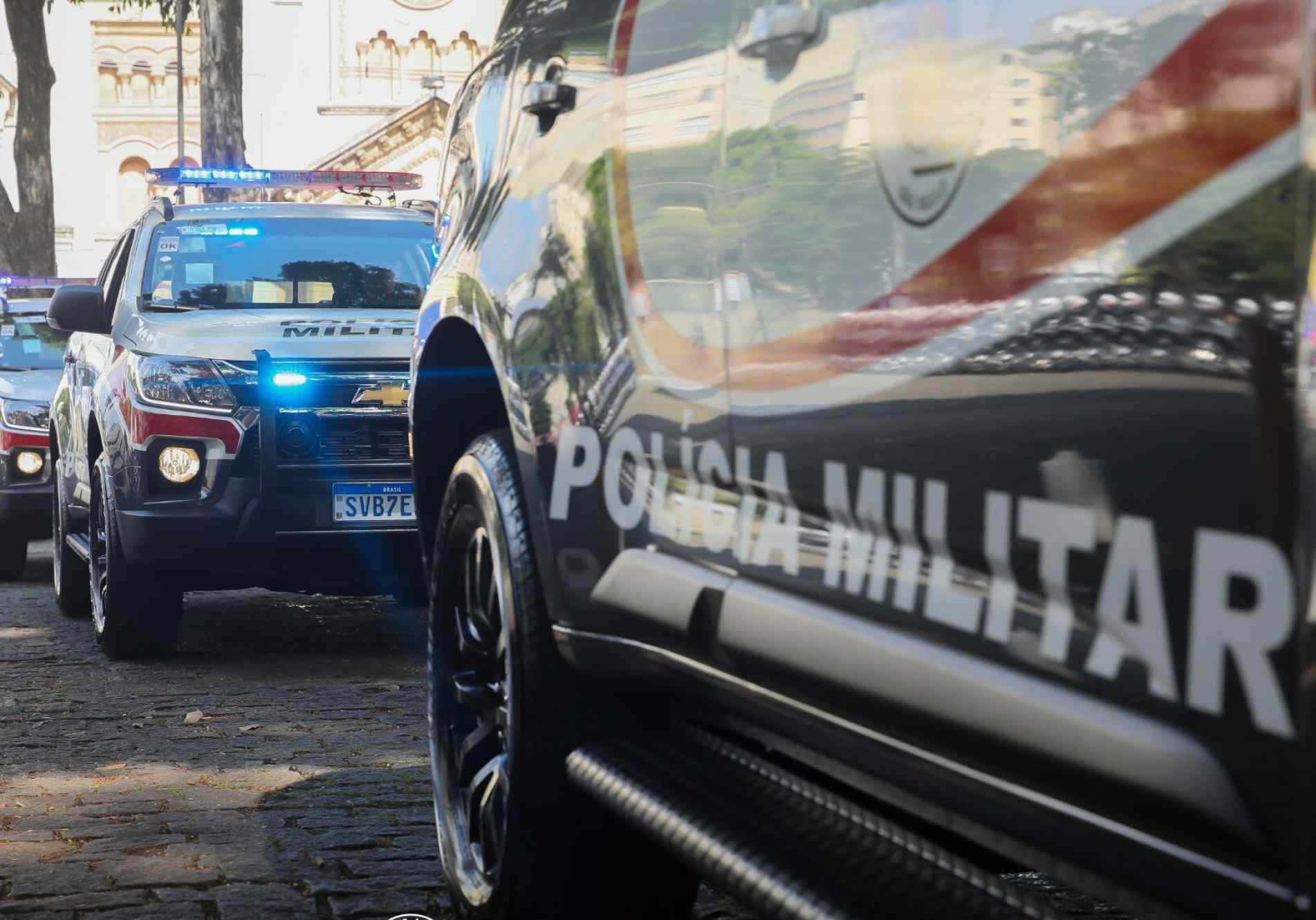 Polícia Militar esteve no local e localizou a vítima em um carro parcialmente queimado