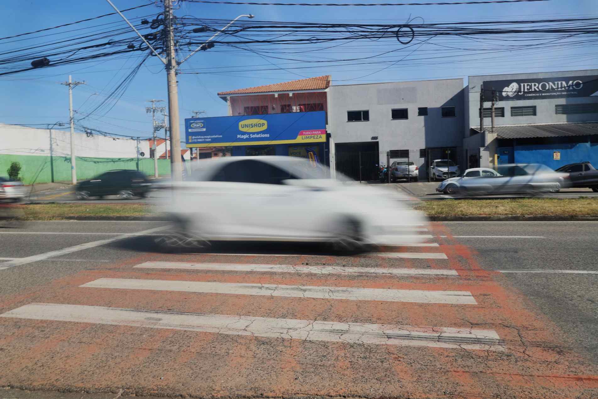  Motoristas avançam em alta velocidade pelo local