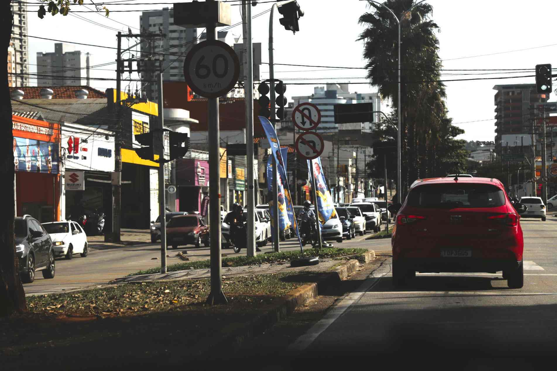 Legislação eleitoral permite a utilização de bandeiras ao longo das vias públicas, desde que sejam móveis e não dificultem o trânsito de pessoas e veículos