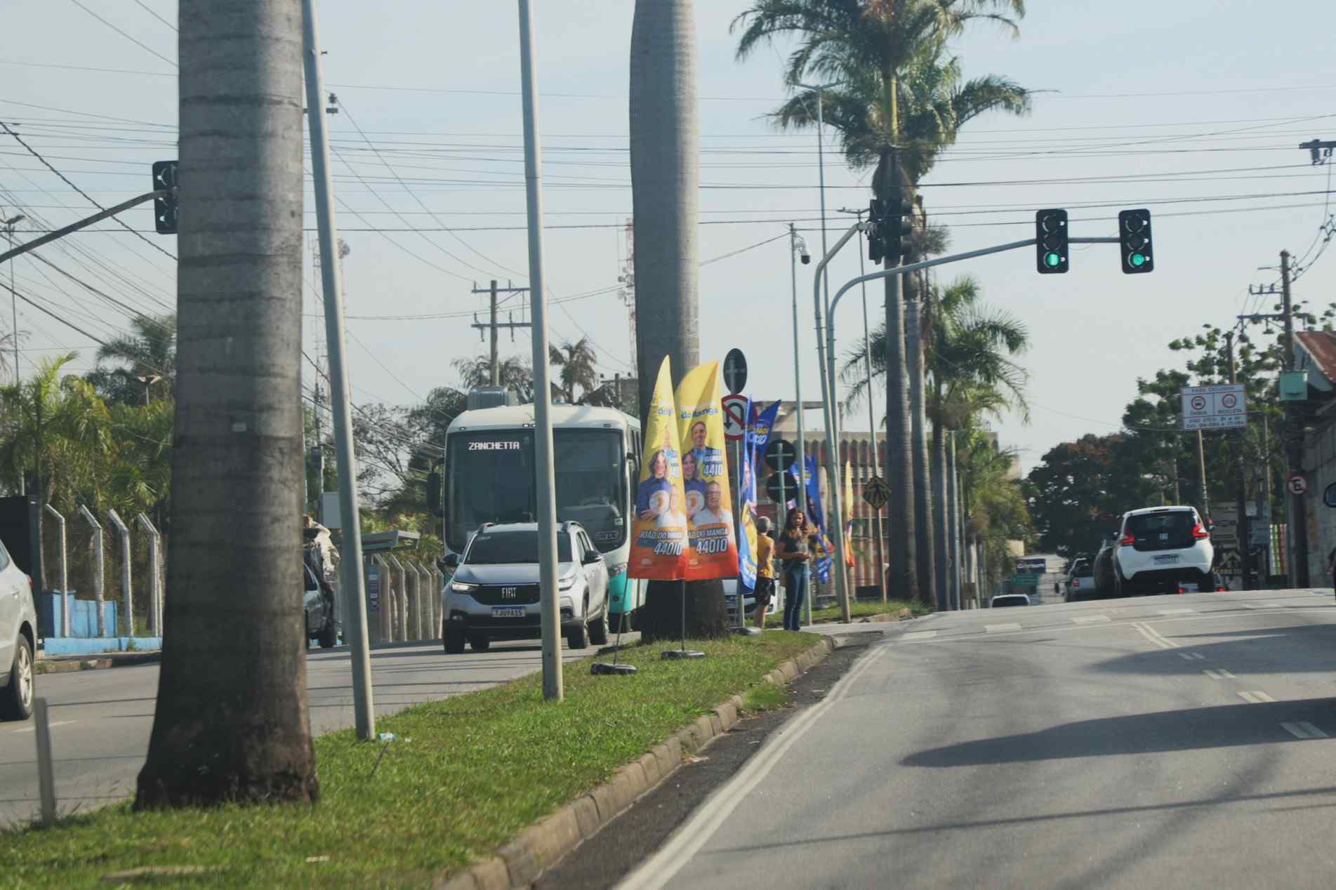 Propaganda eleitoral em banners teria destaque irregular do prefeito Rodrigo Manga