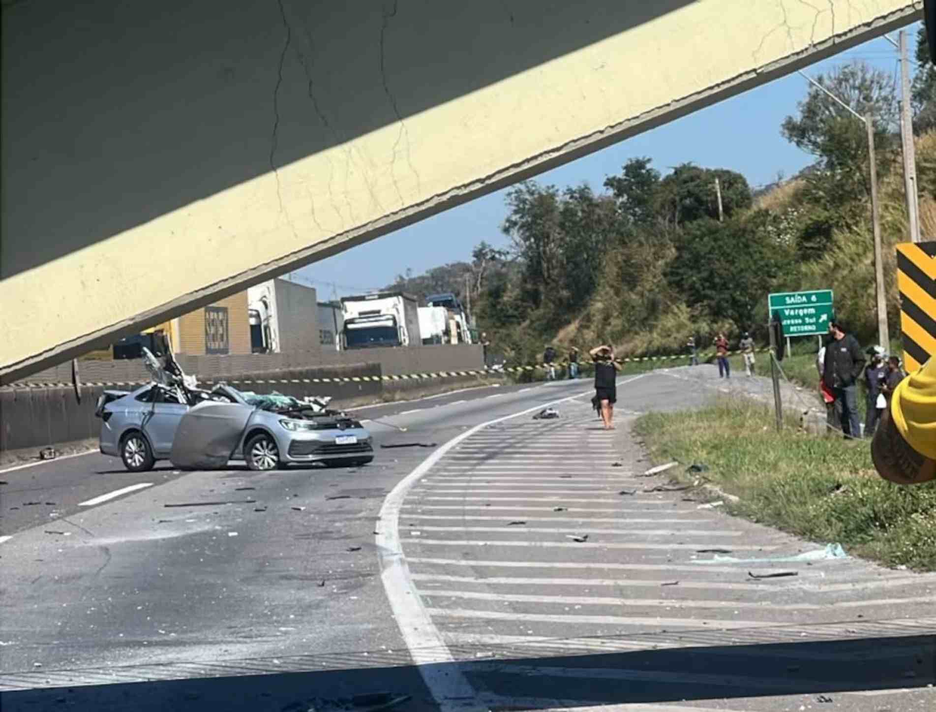 Estrutura caiu sobre carro