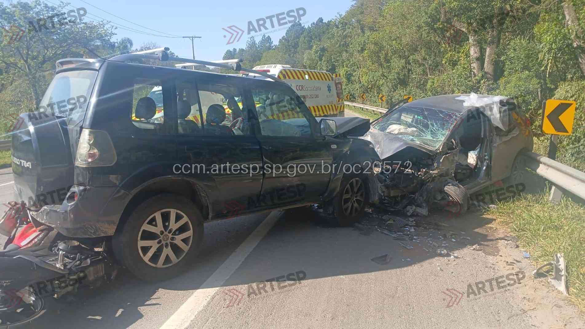 Batida aconteceu no km 109 e bloqueou os dois sentidos da rodovia